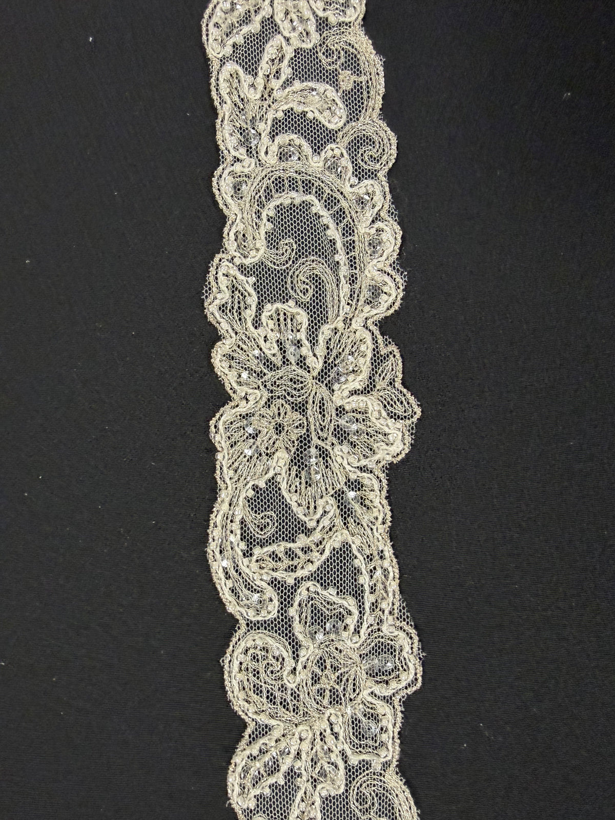 Elfenbein/Silber Perlen- und Paillettenborte - T643