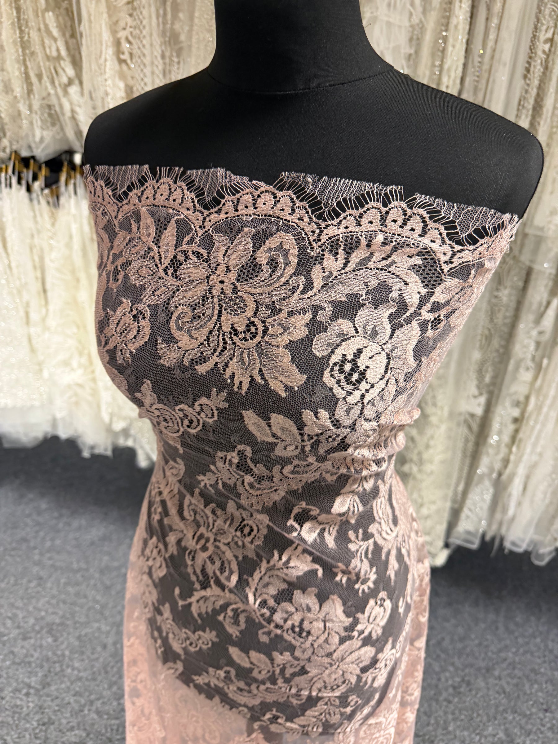 Rosa Chantilly-Spitze - P165