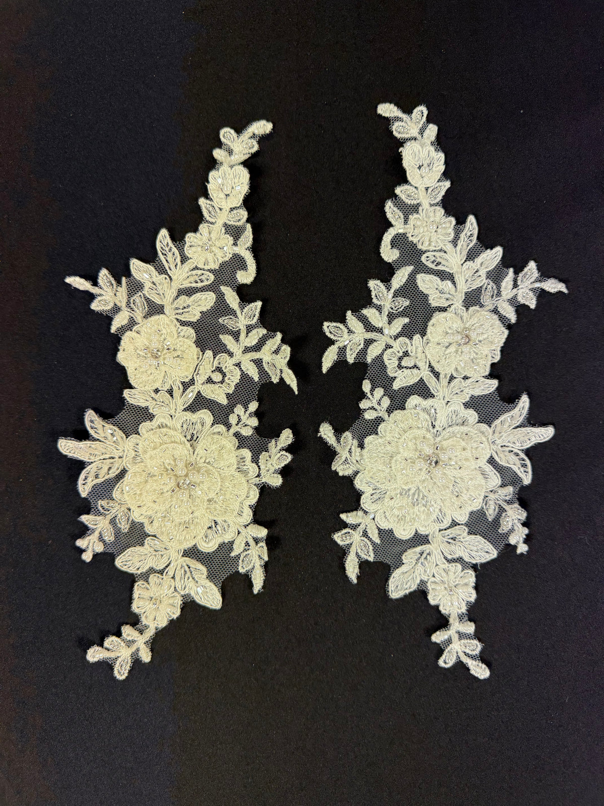 Elfenbeinfarbene Perlenbesetzte 3D-Spitzenapplikationen - T658