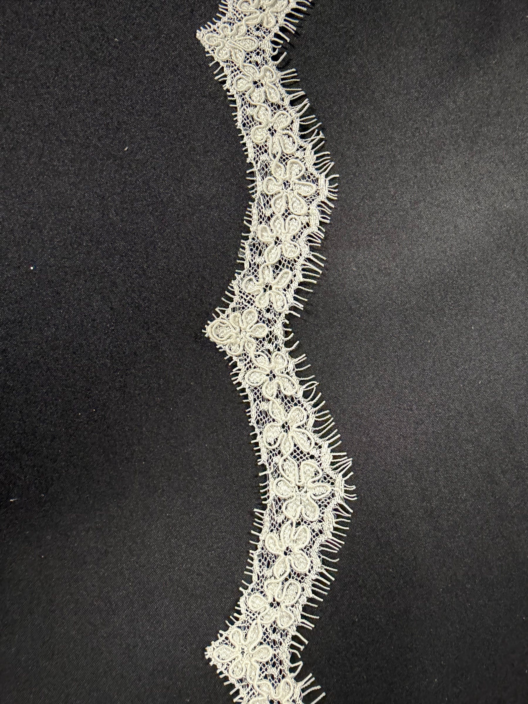 Elfenbeinfarbene Kordelspitze - T683