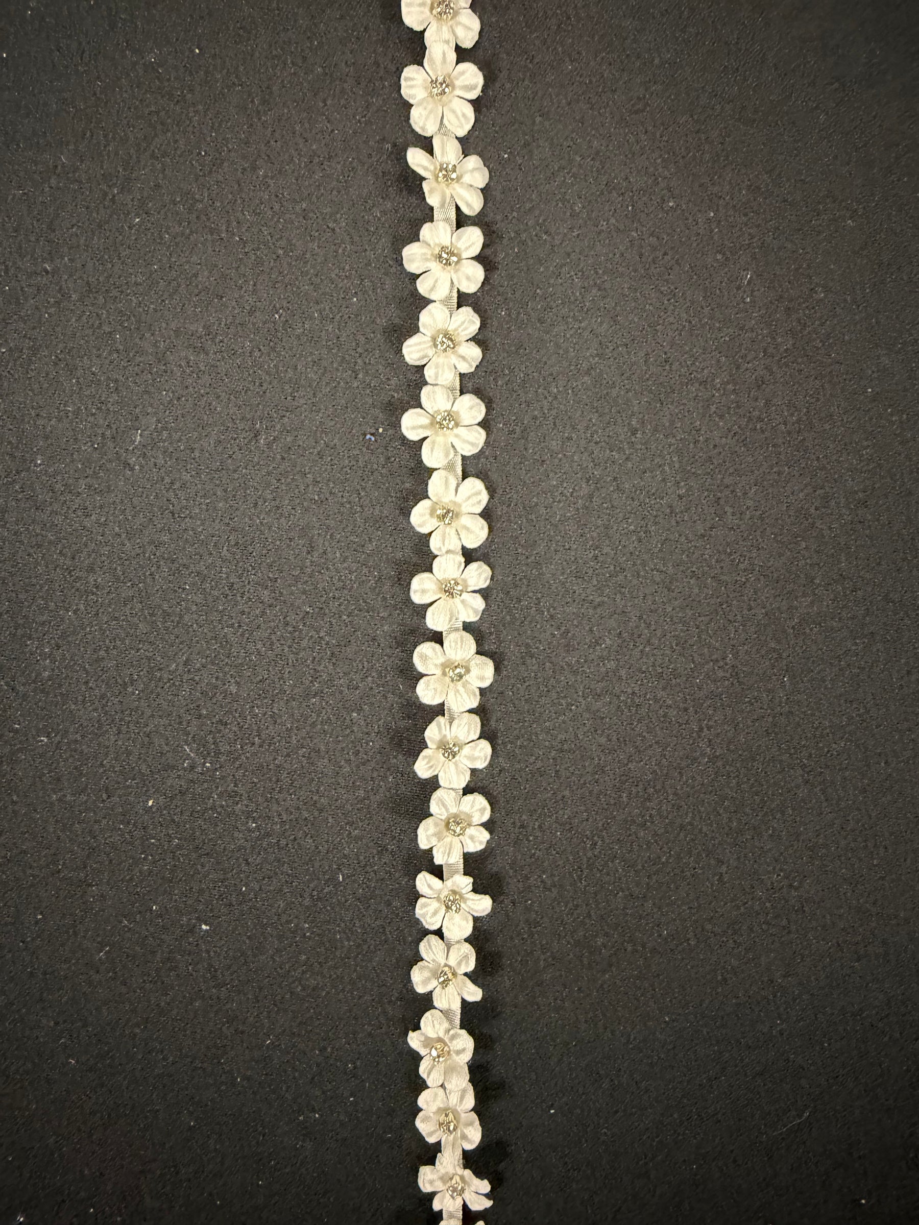 Elfenbein 3D Satinblume mit Kristallrand - EH1019