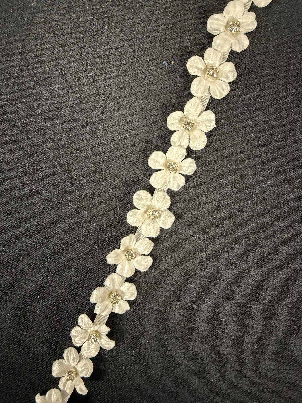 Elfenbein 3D Satinblume mit Kristallrand - EH1019