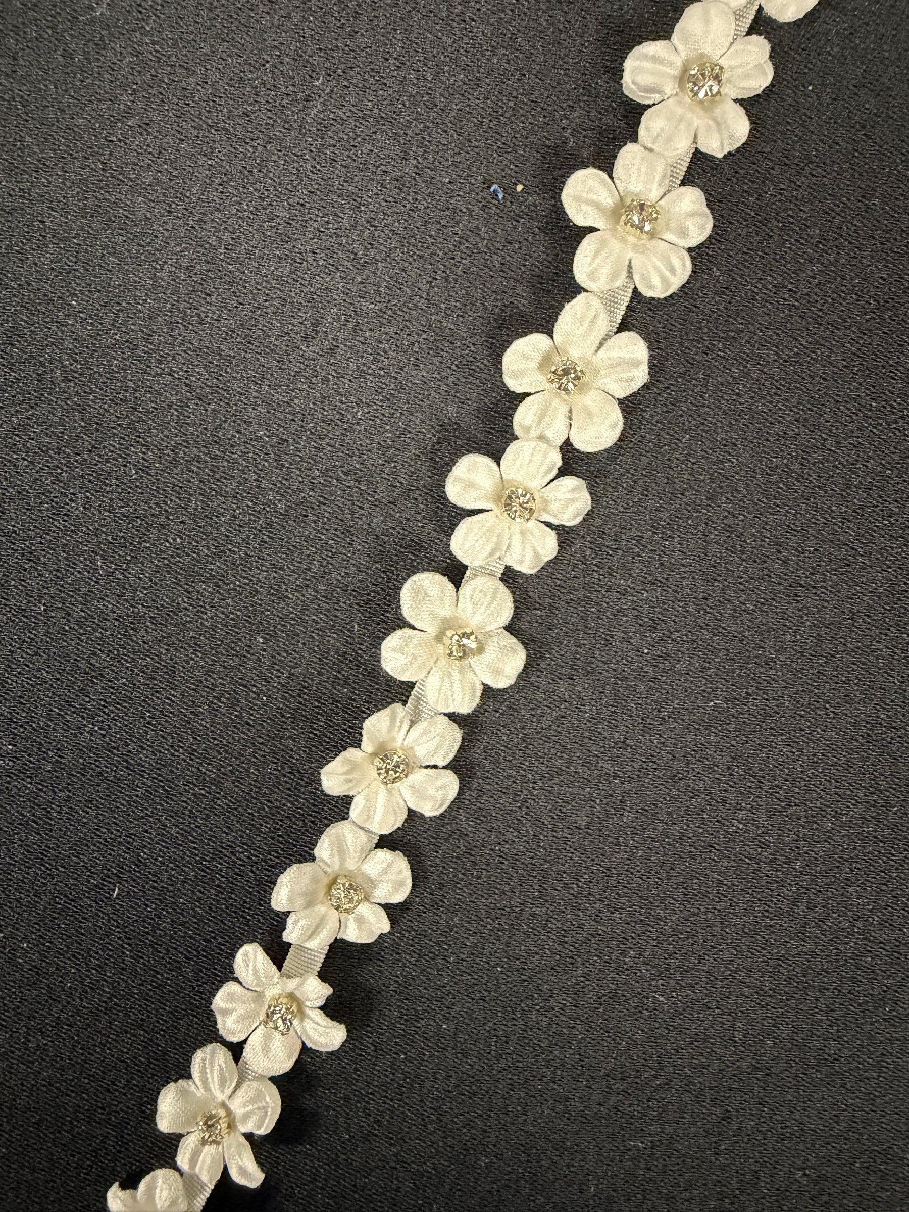 Elfenbein 3D Satinblume mit Kristallrand - EH1019
