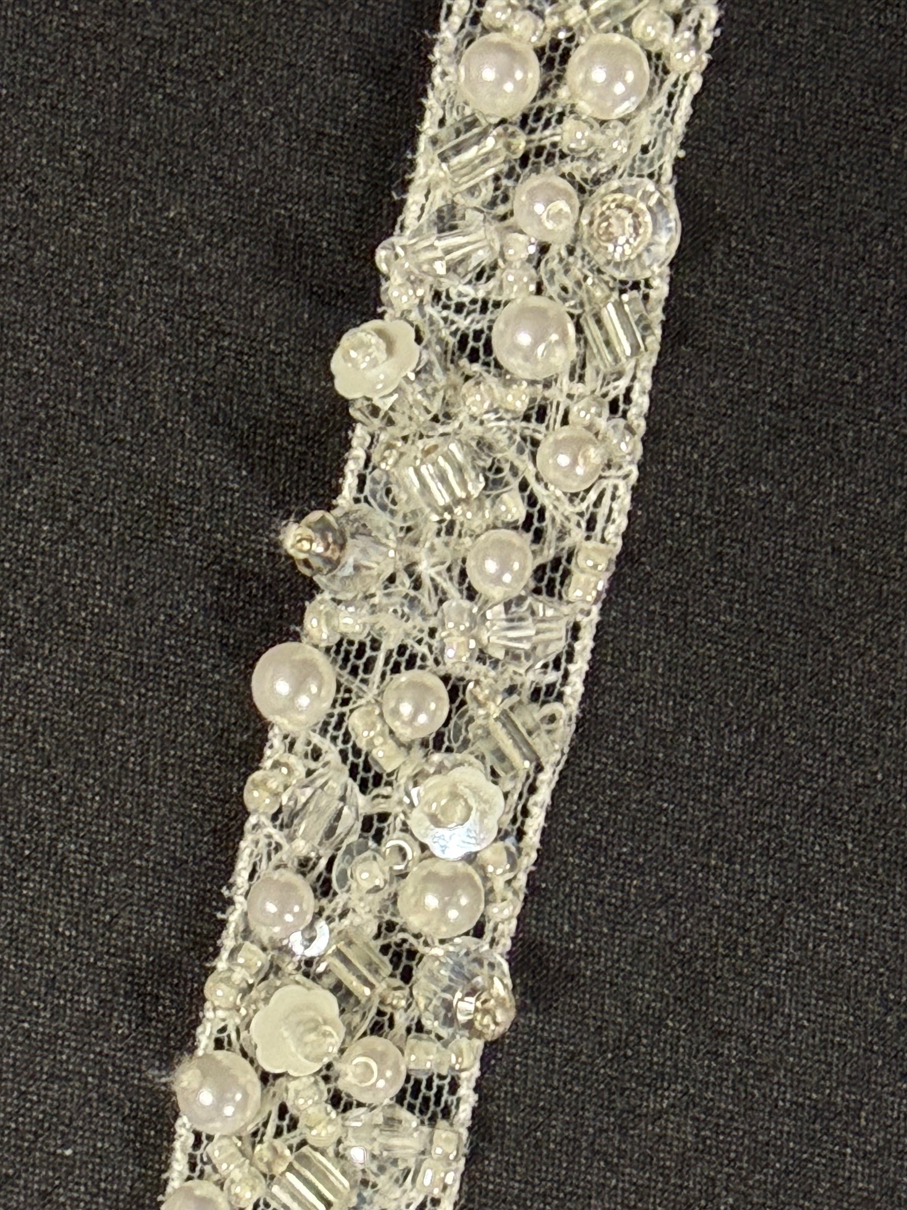 Elfenbeinfarbene Perlen-Spitzenborte - T743