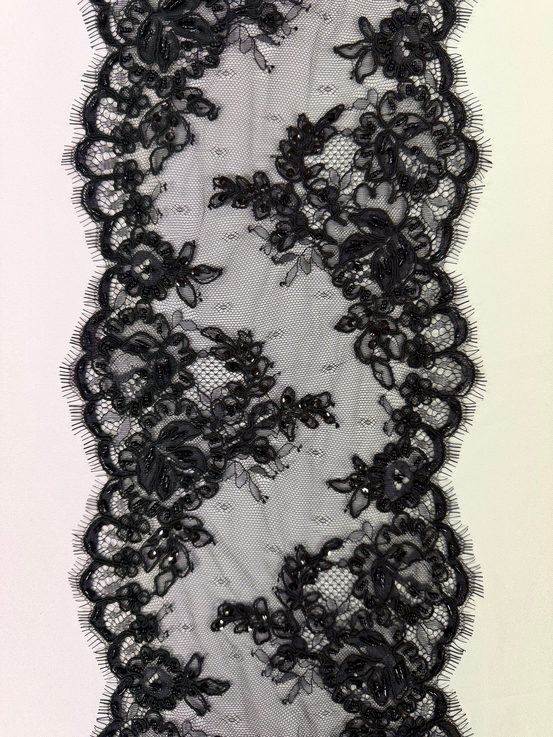 Schwarze Perlenborte mit Kordel - T682