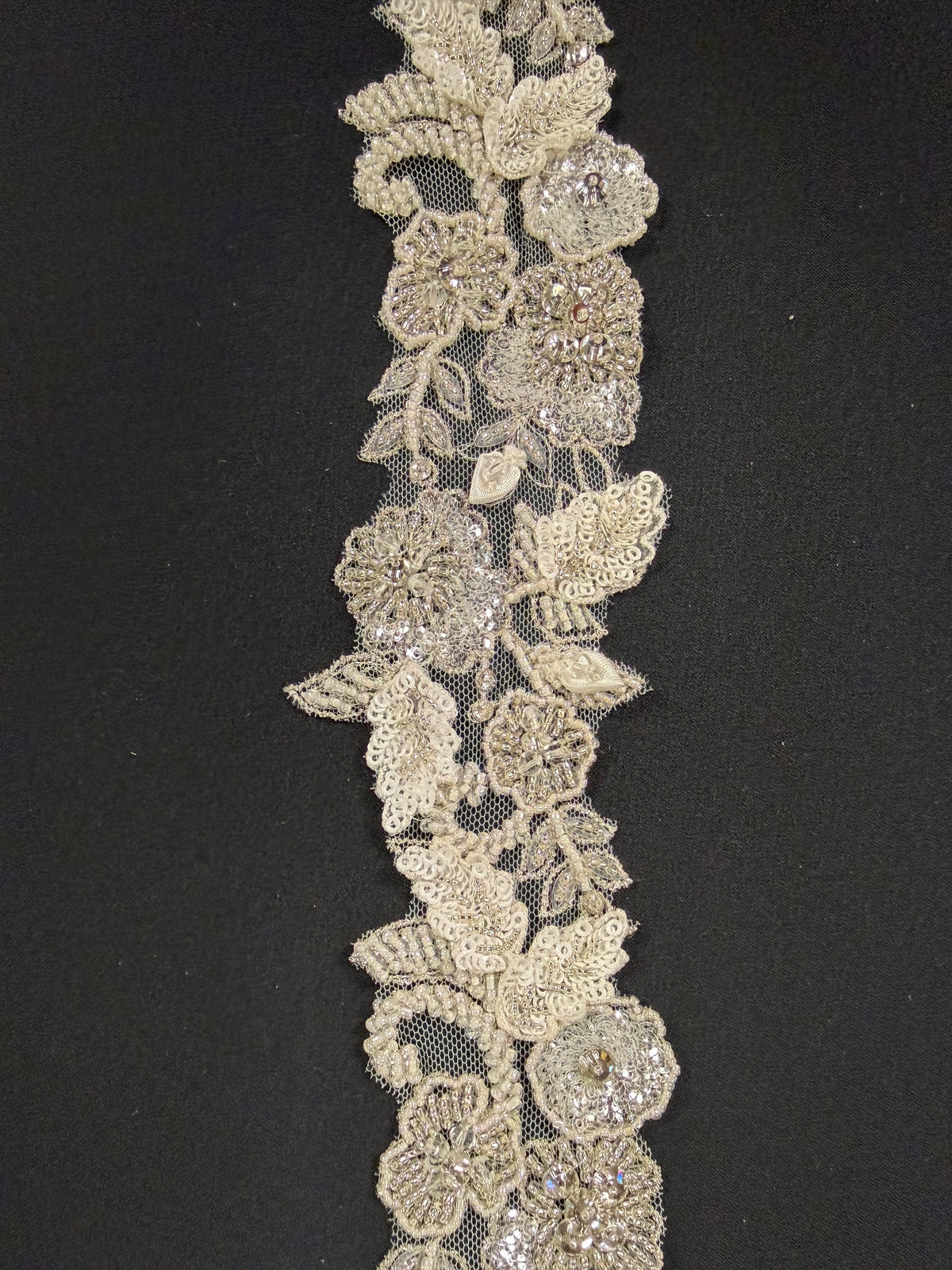 Elfenbeinfarbener Kristallbesatz - T373