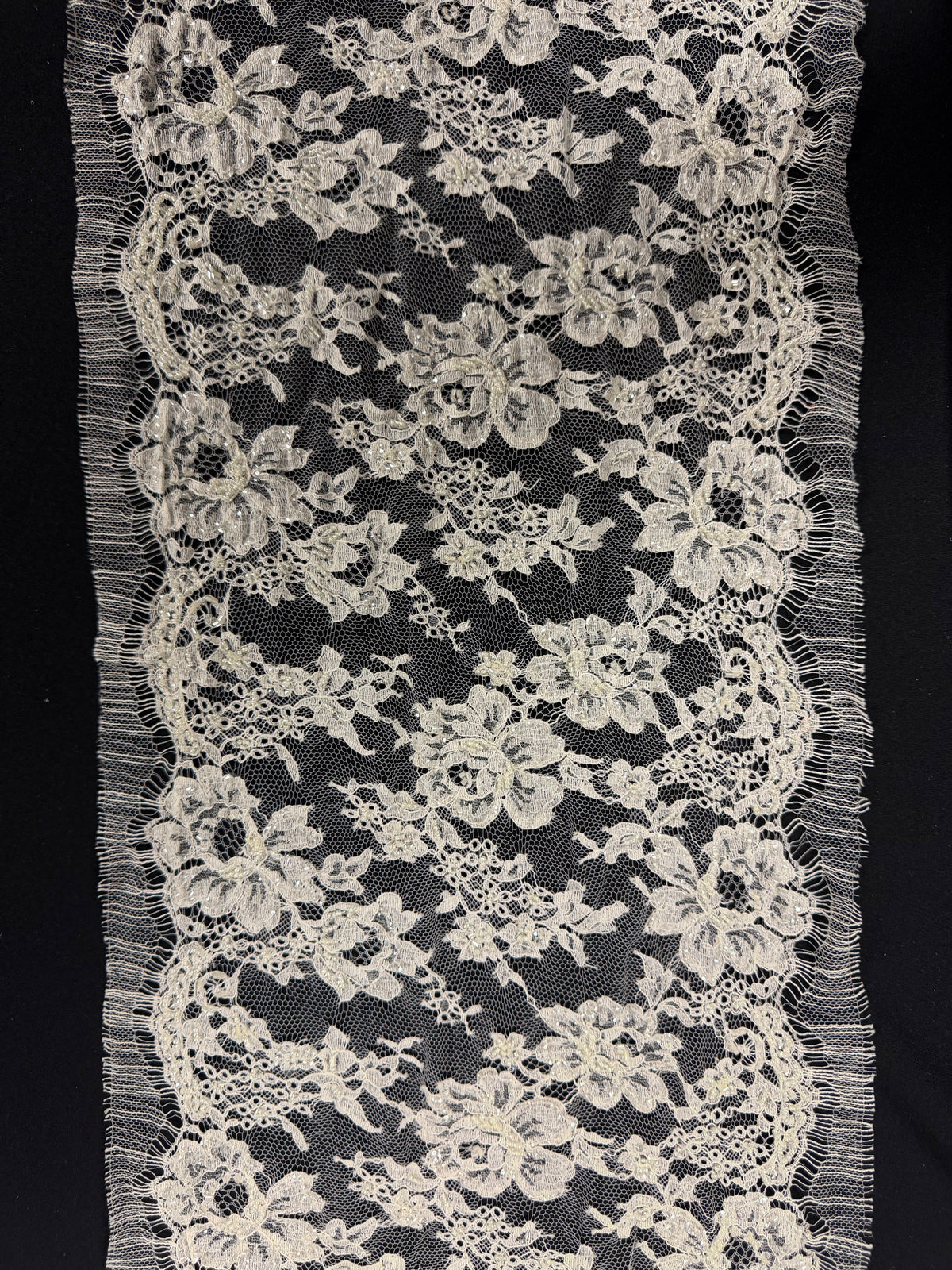 Elfenbeinfarbene French-Chantilly-Borte mit Perlen und Pailletten - T268