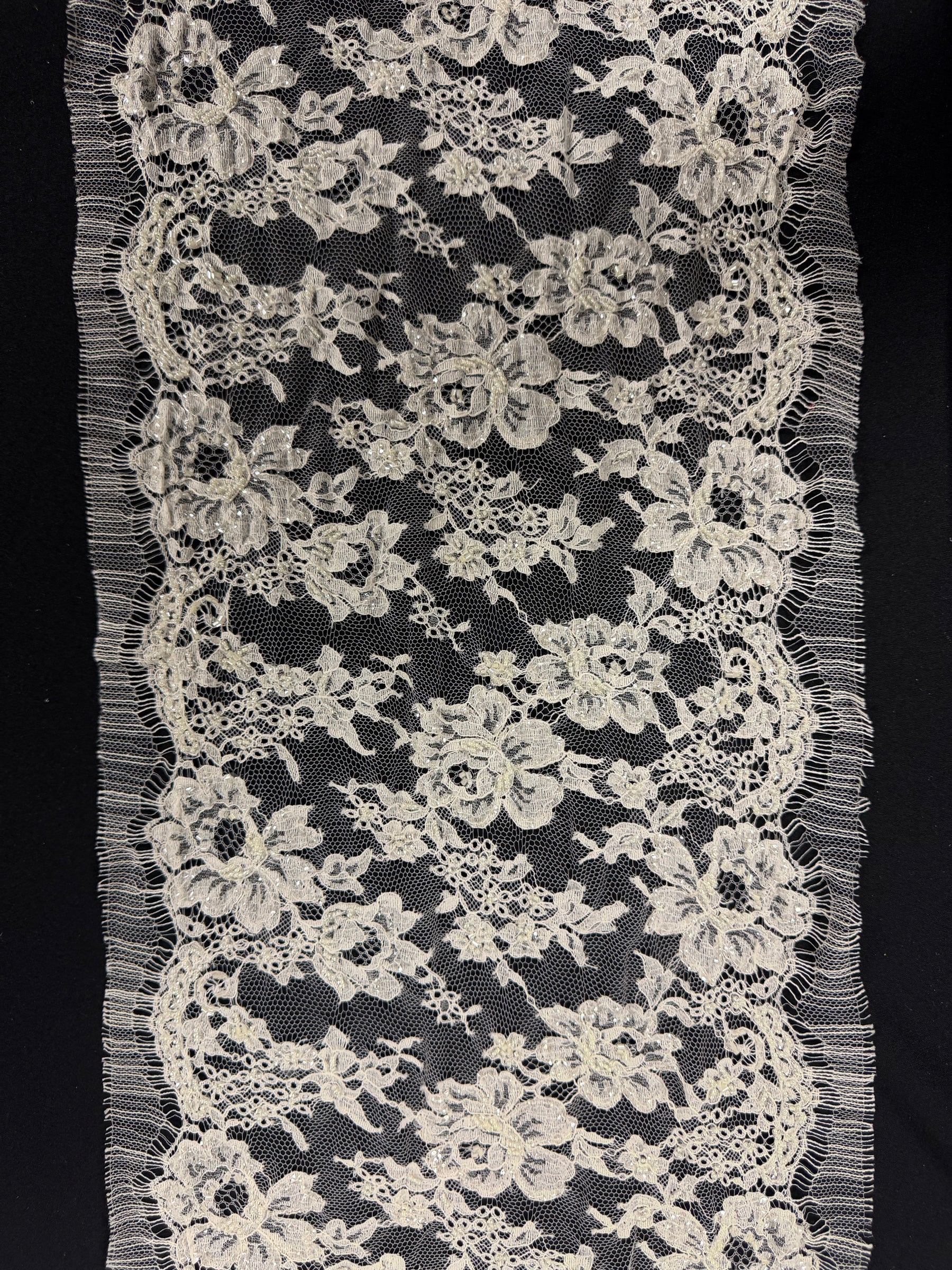Elfenbeinfarbene French-Chantilly-Borte mit Perlen und Pailletten - T268