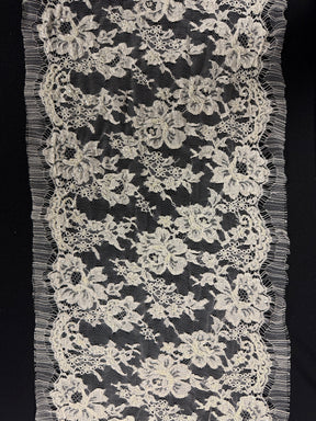 Elfenbeinfarbene French-Chantilly-Borte mit Perlen und Pailletten - T268