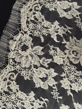 Elfenbeinfarbene French-Chantilly-Borte mit Perlen und Pailletten - T268