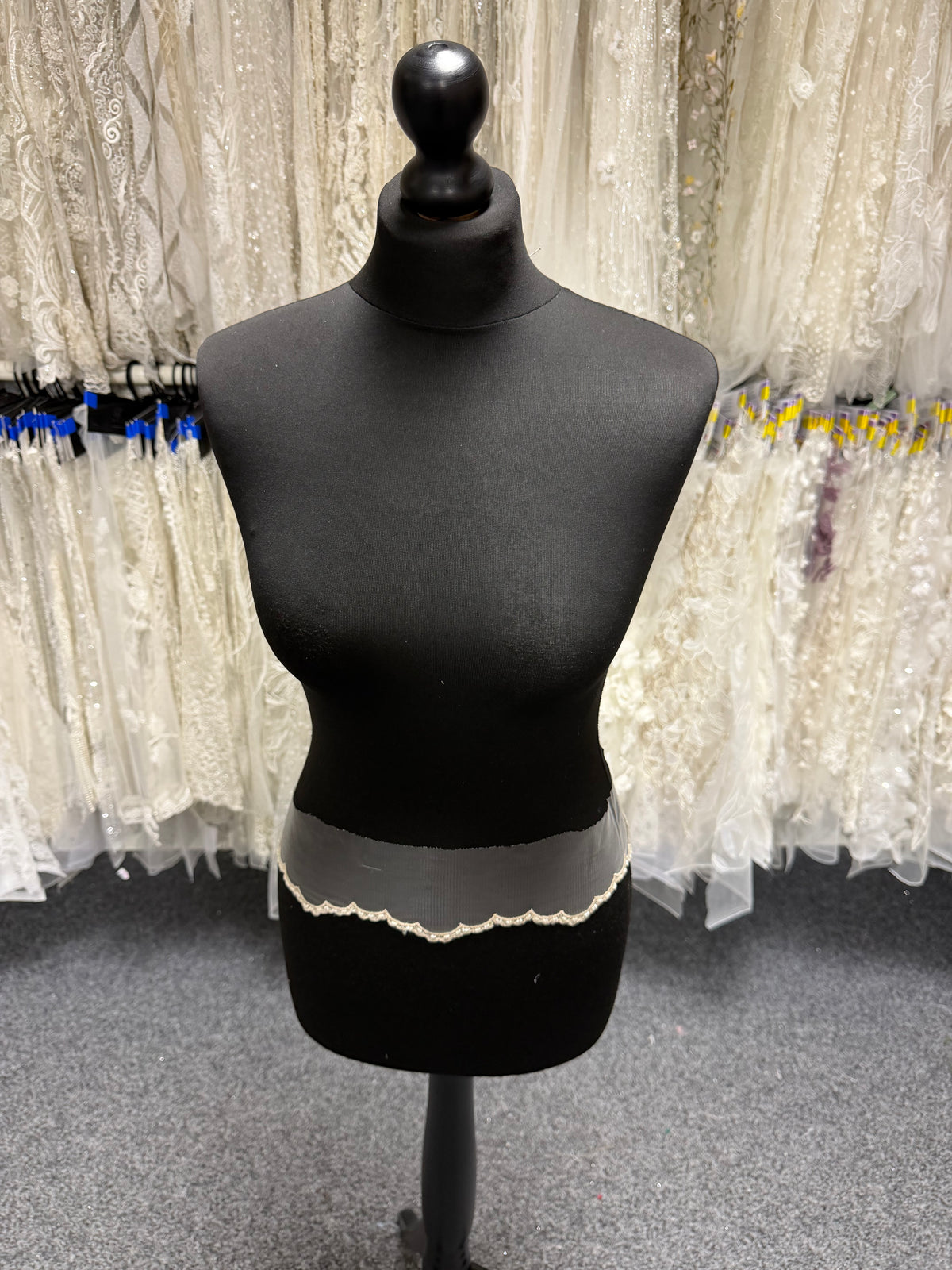 Champagne Lace Trim - T208