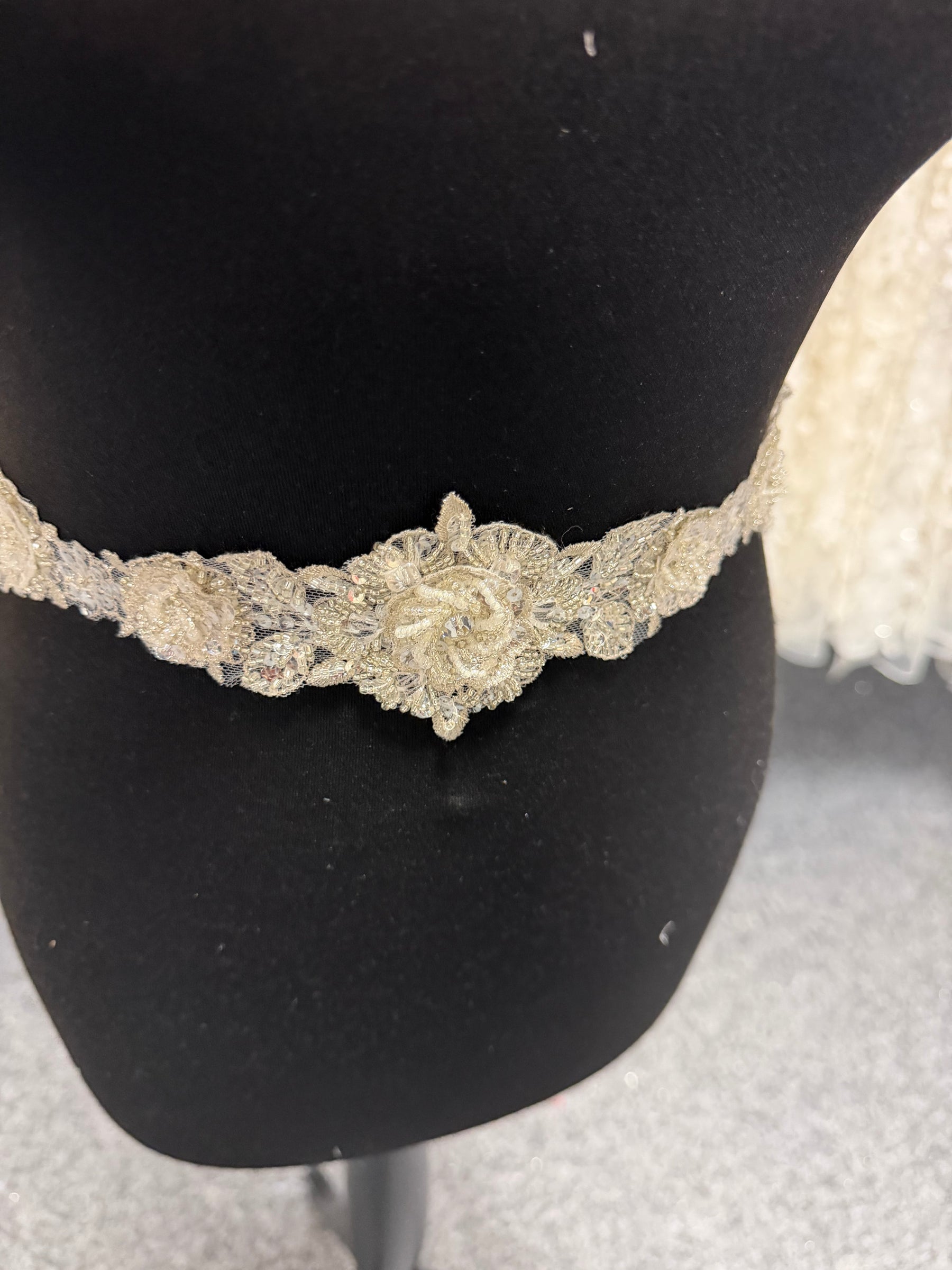 Elfenbein/Silber 3D-bestickte Paillettenborte - T436