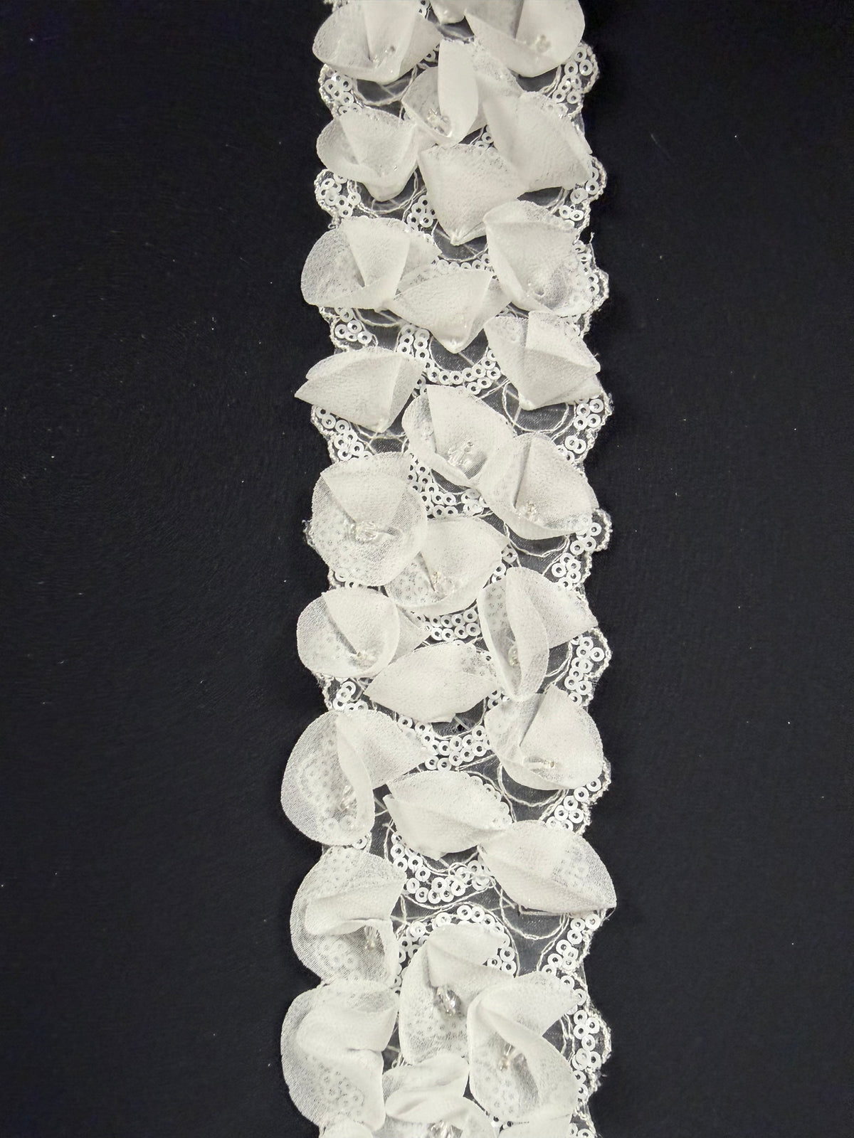 Elfenbeinfarbene 3D-Perlen-Pailletten-Borte - T352