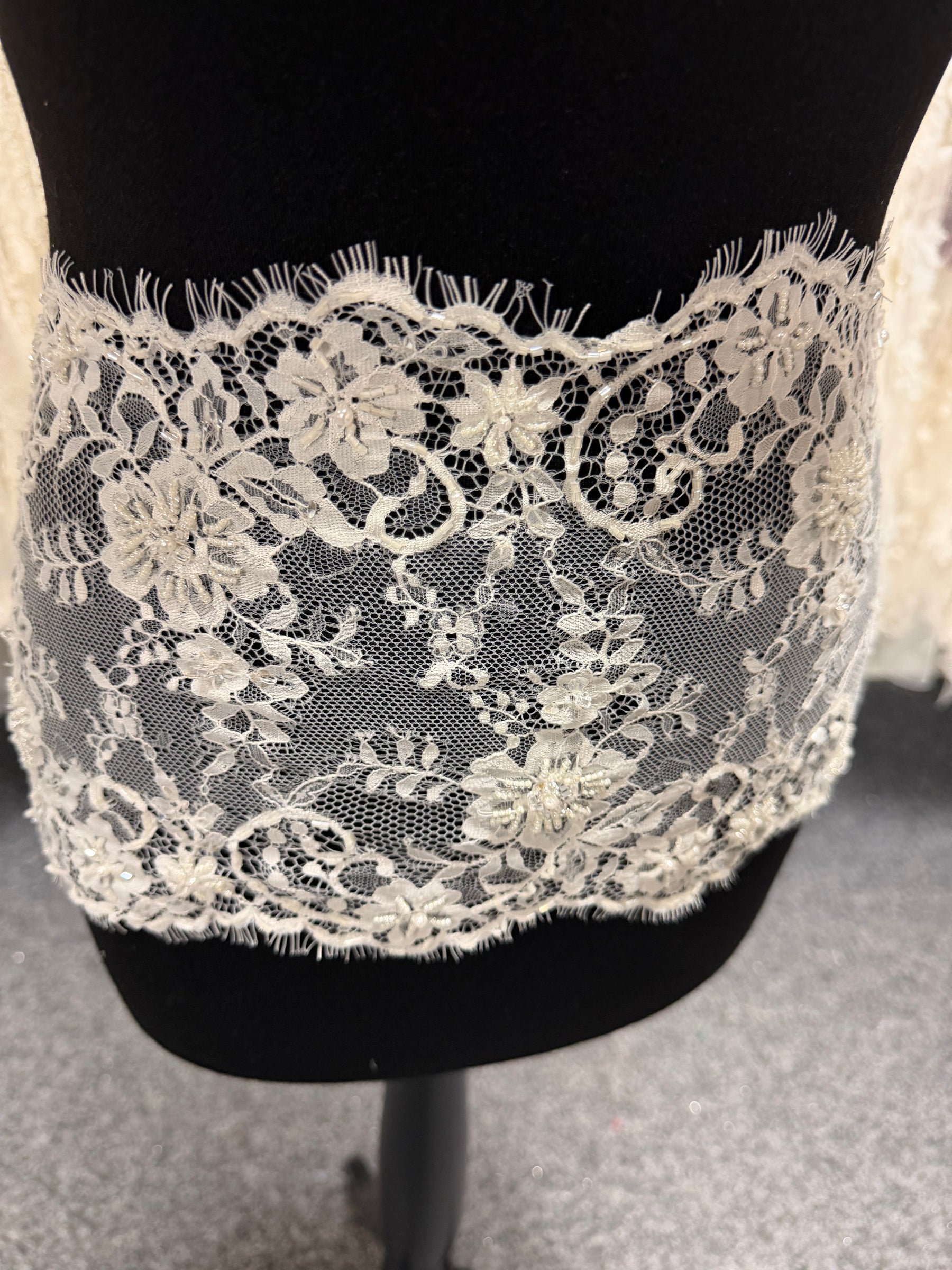 Elfenbeinfarbene Borte mit Perlen und Pailletten - T478