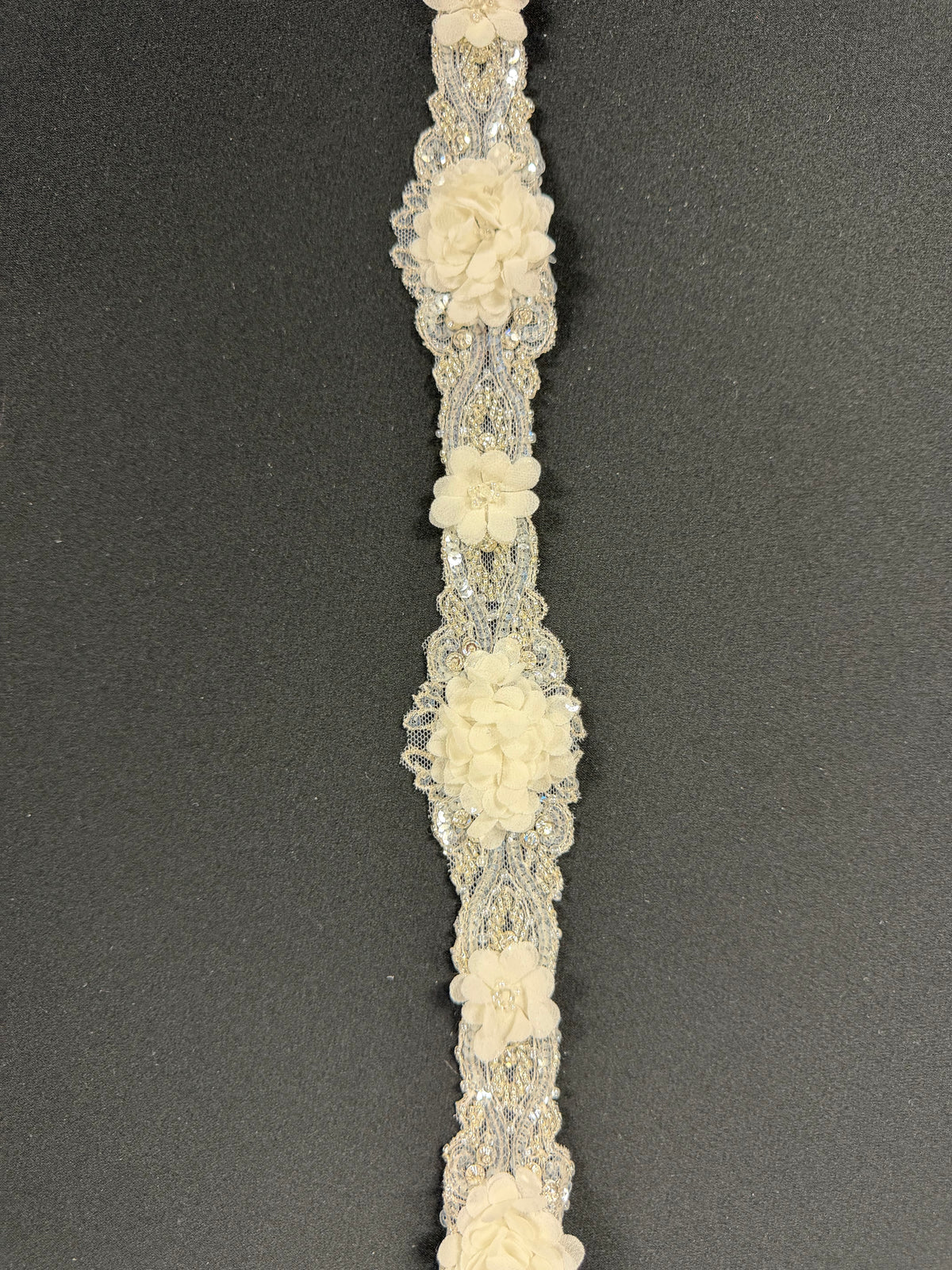 Elfenbeinfarbene 3D-Perlen-Paillettenborte - T353