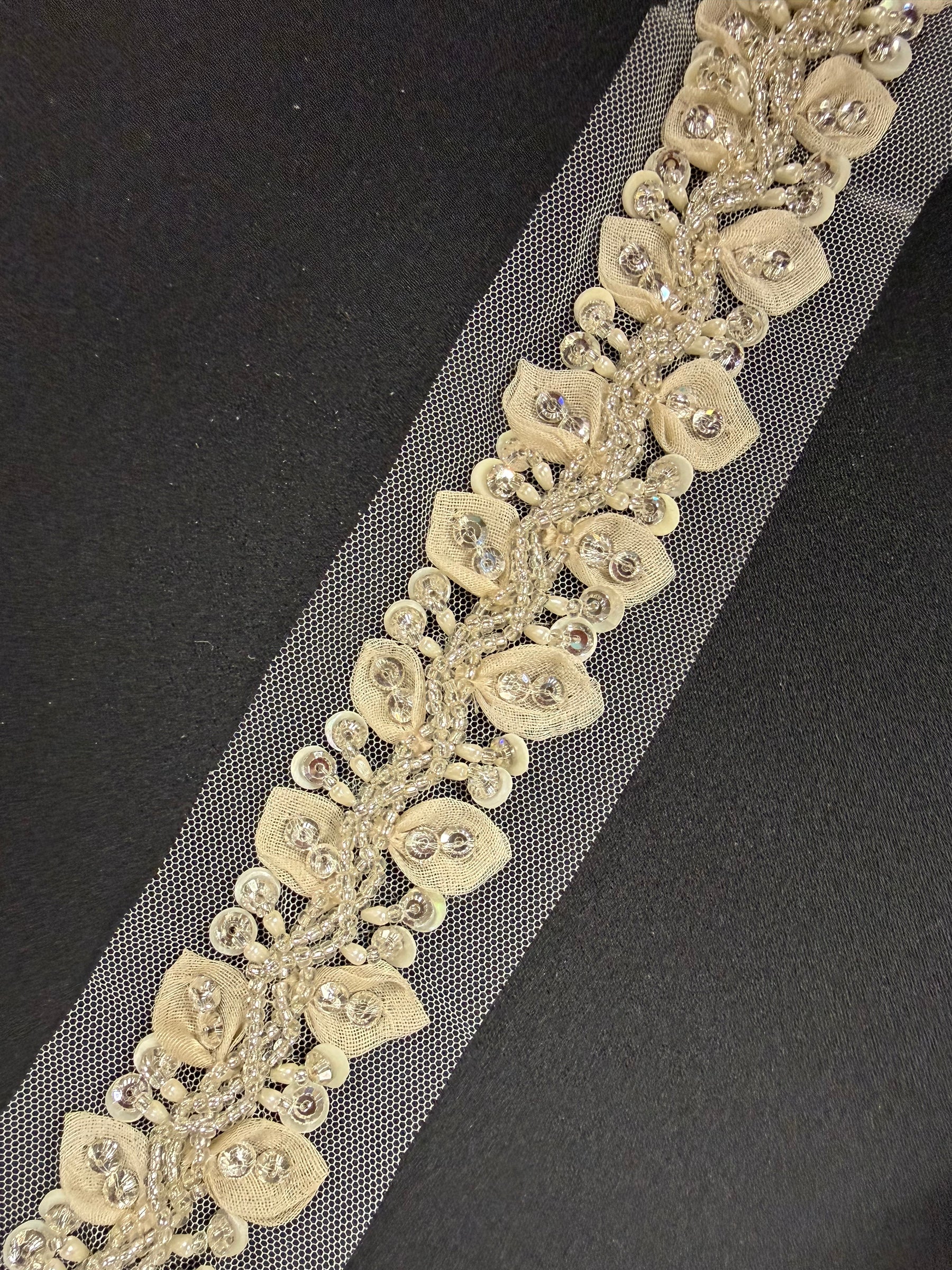 Elfenbein/Silberne 3D-Kristallperlenborte - T518