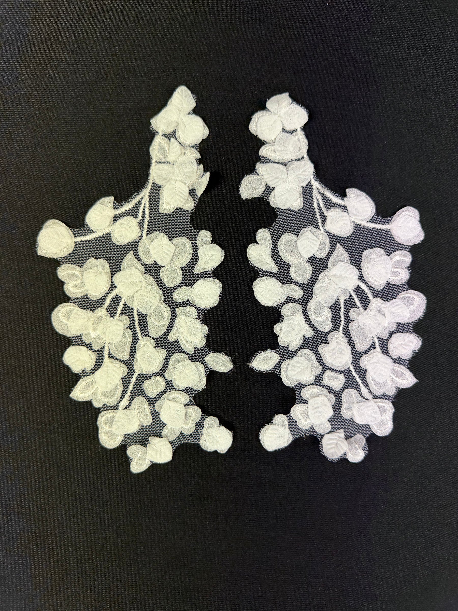 Elfenbeinfarbene bestickte Spitzenapplikationen – MT8007