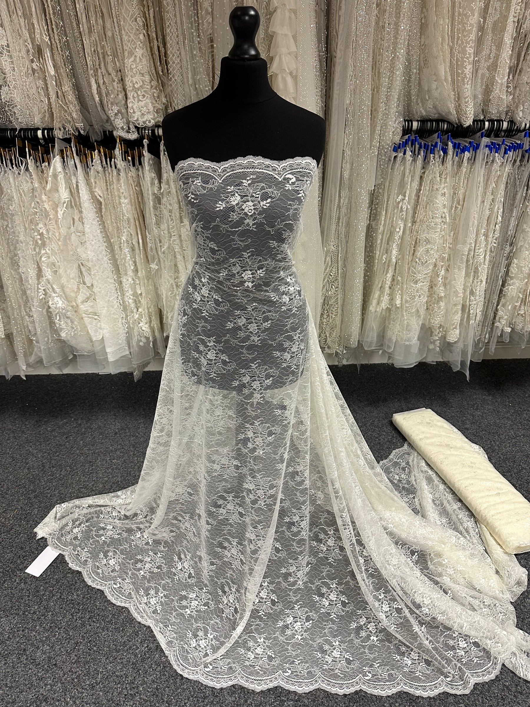 Elfenbeinfarbene Raschelspitze - P368