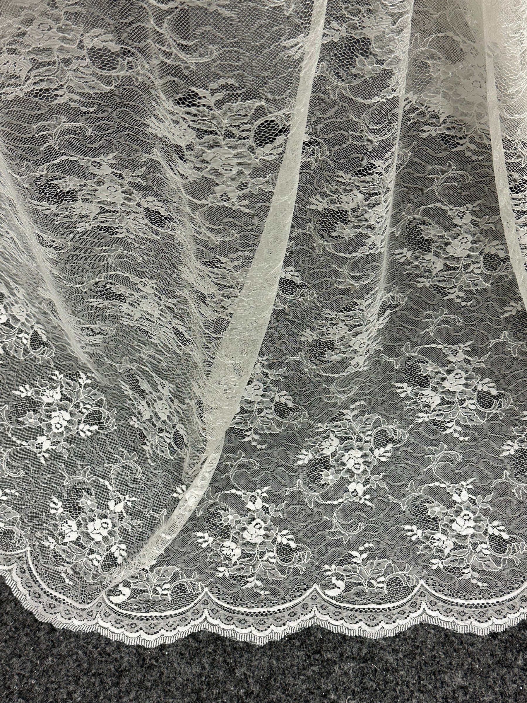 Elfenbeinfarbene Raschelspitze - P368