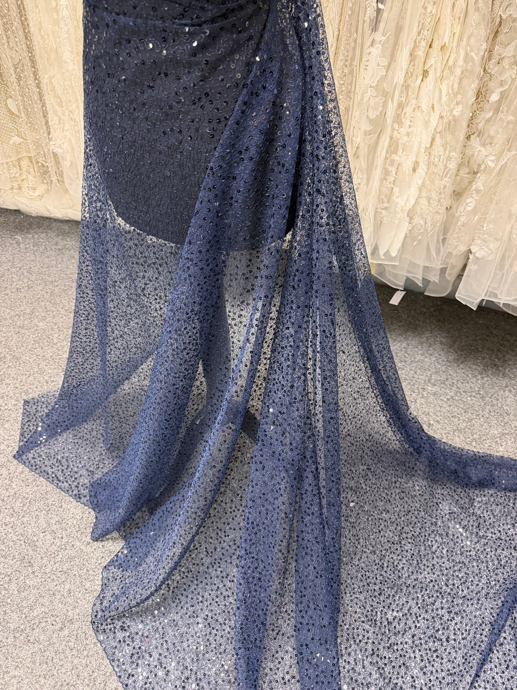 Marineblauer, bestickter Paillettentüll – EB3001