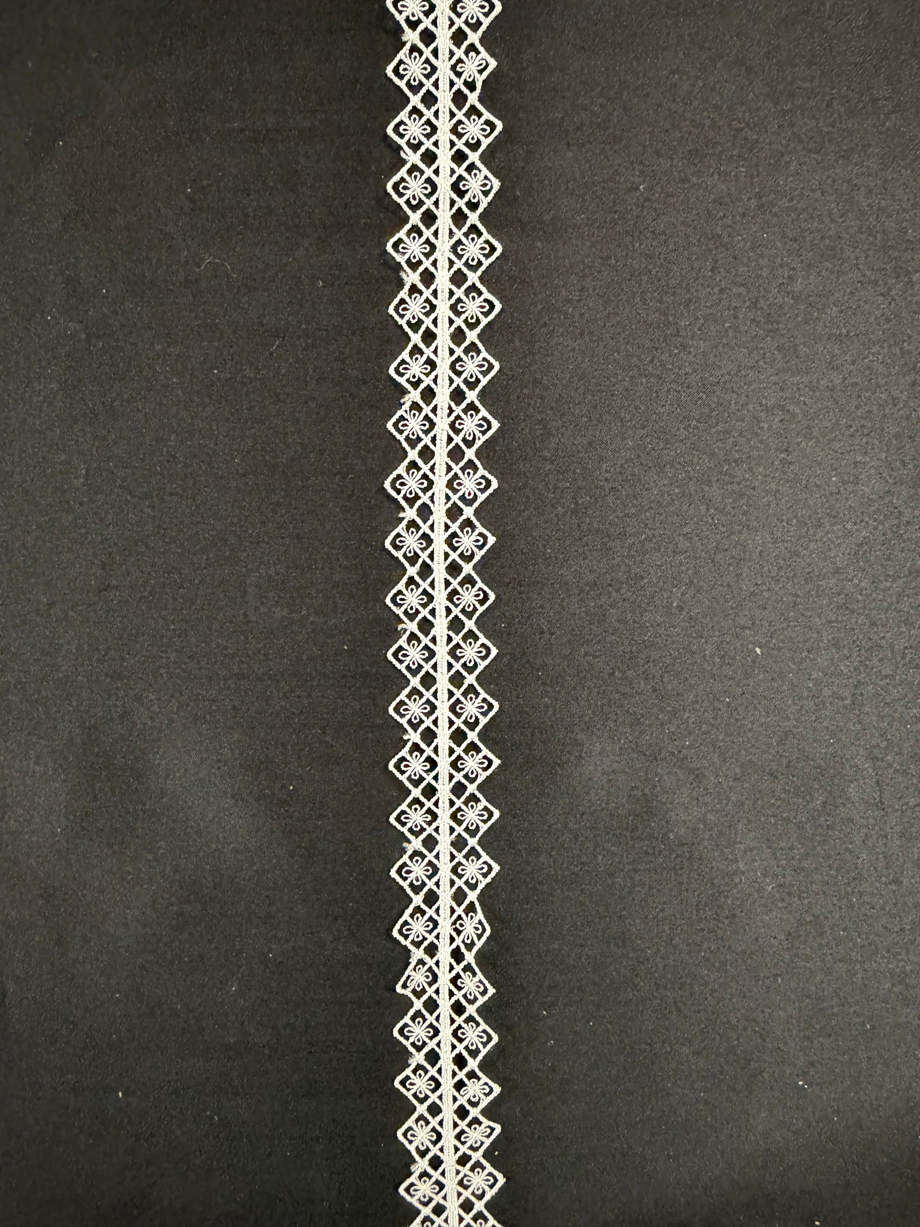 Elfenbeinfarbene bestickte Spitzenborte - T936