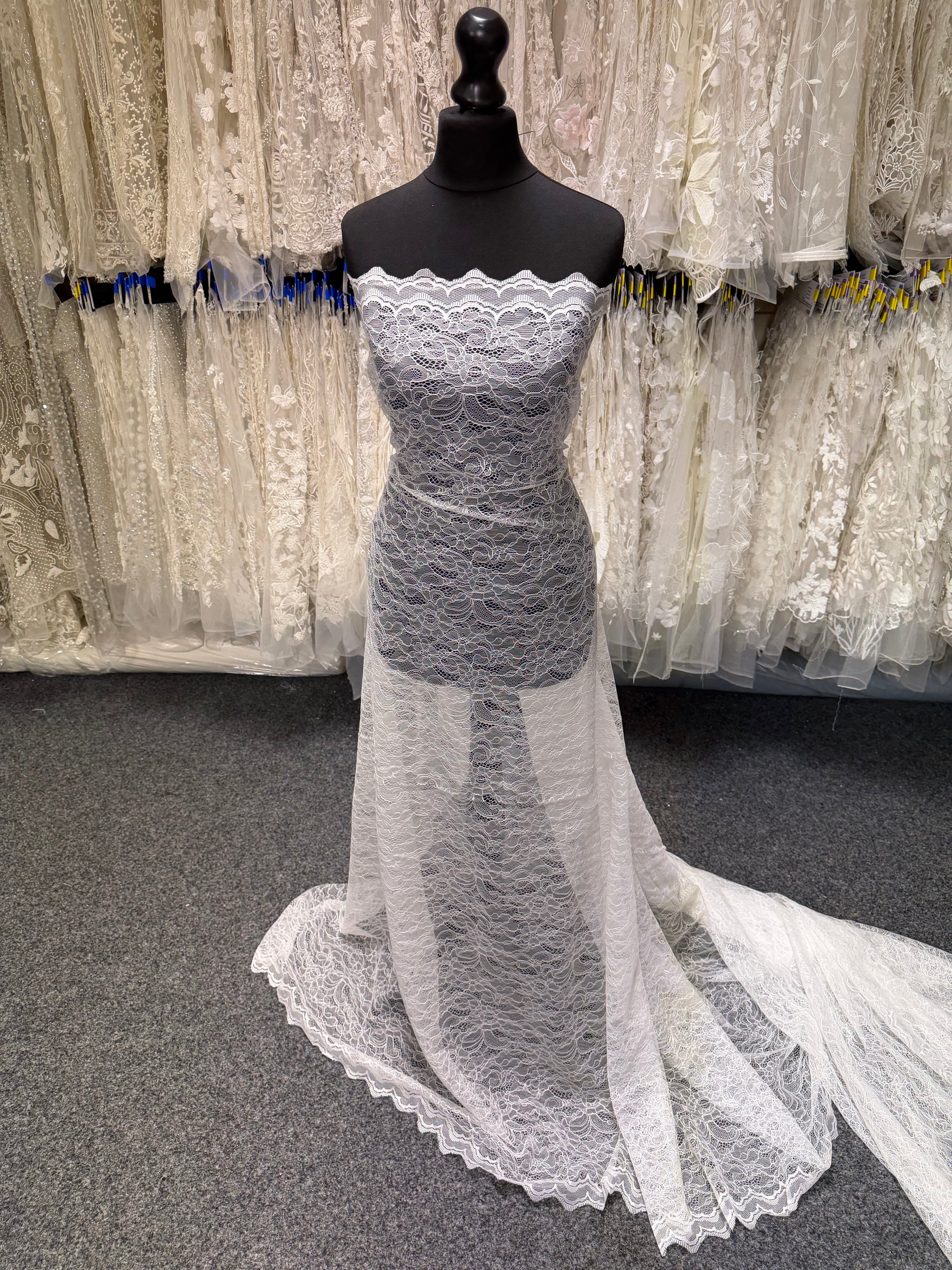 Pale Ivory Raschel Lace - P412