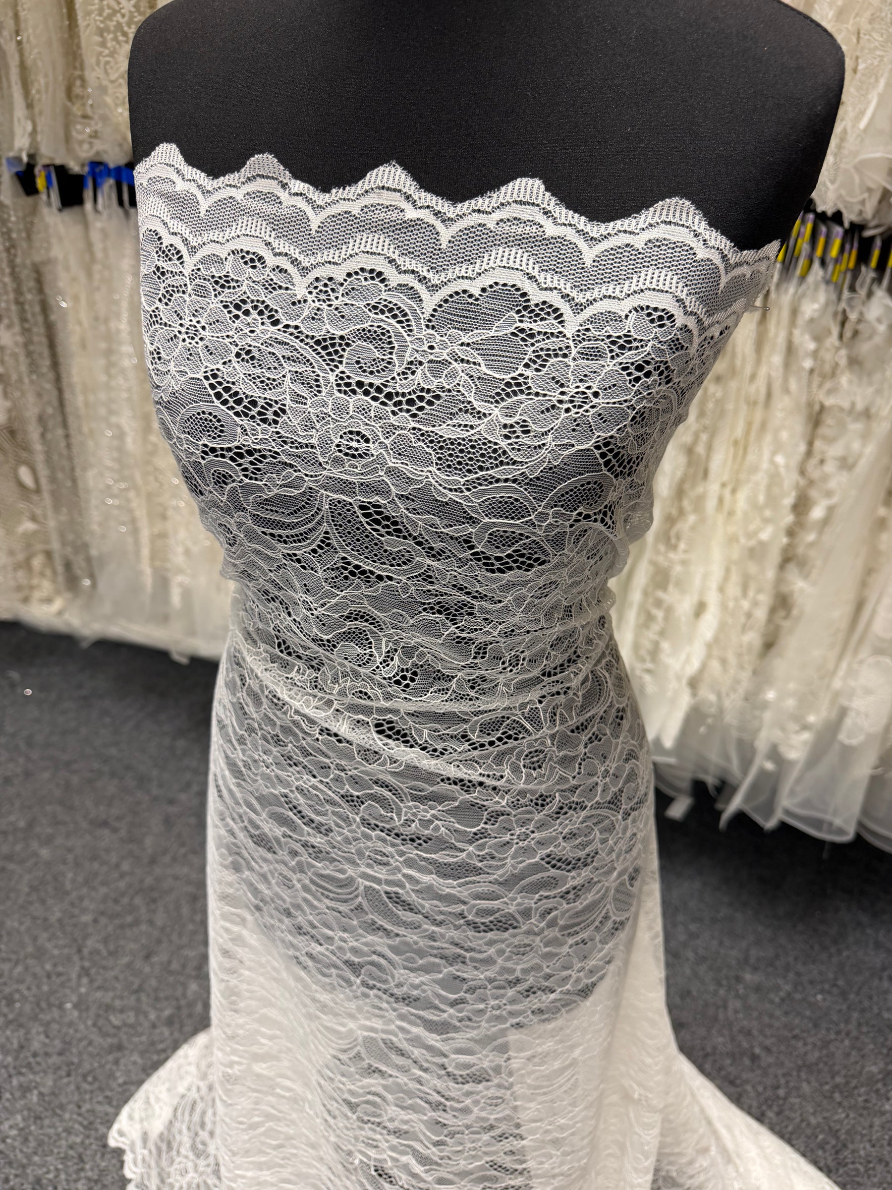 Pale Ivory Raschel Lace - P412