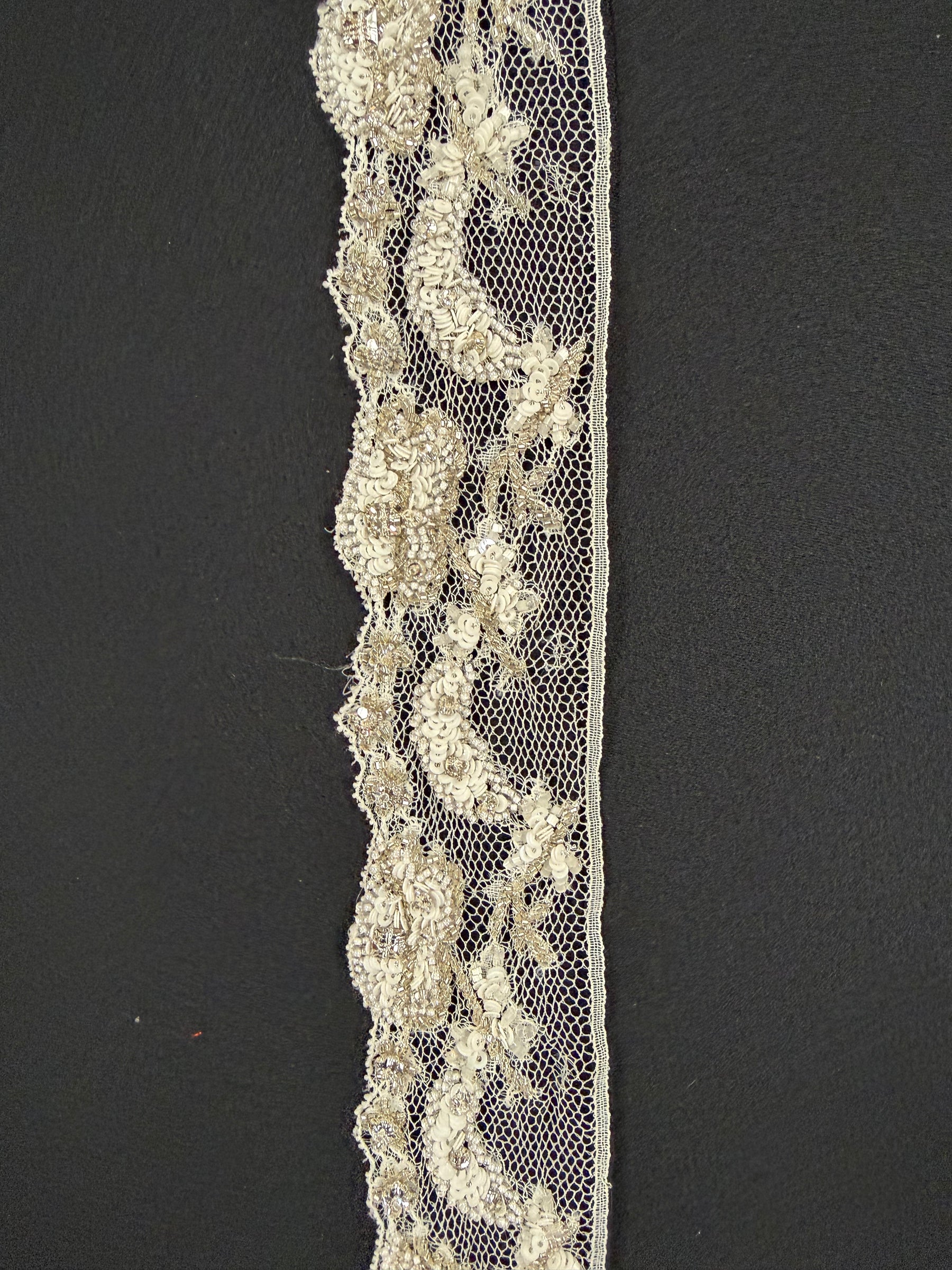 Elfenbein/Kristall – Chantilly-Borte mit Perlen und Pailletten im französischen Stil – T177