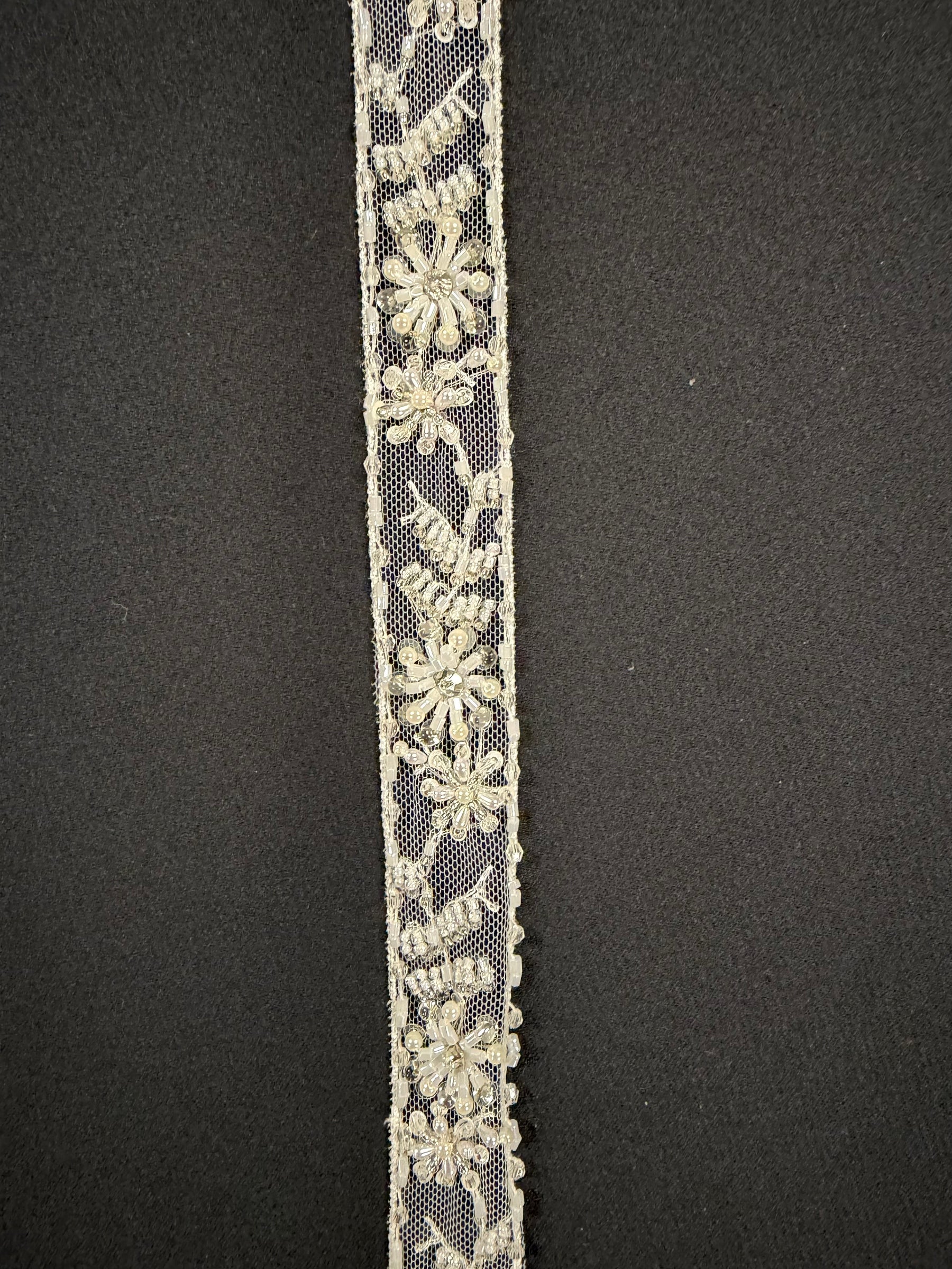 Elfenbeinperlenstickerei mit Paillettenrand - T166