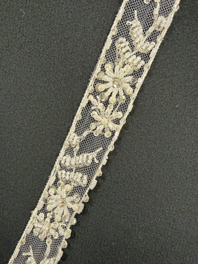 Elfenbeinperlenstickerei mit Paillettenrand - T166