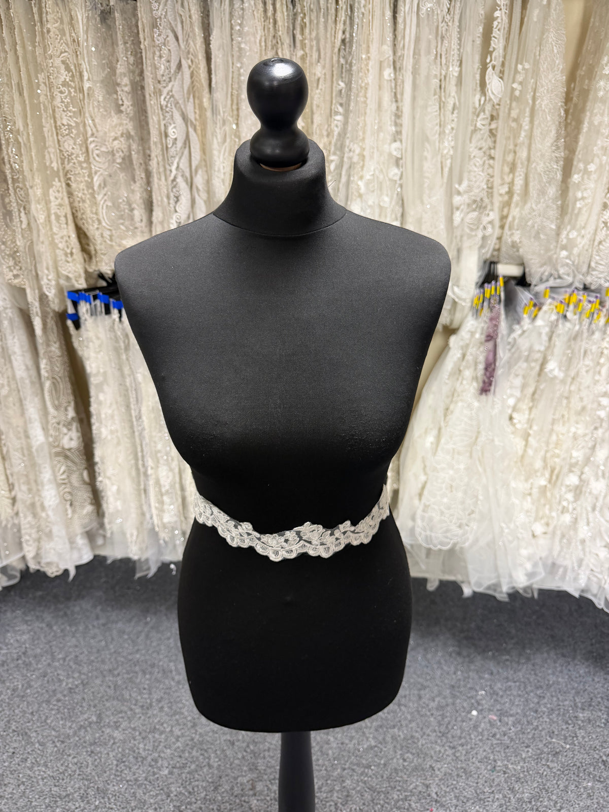 Elfenbeinfarbene bestickte Perlen- und Paillettenkante - T138
