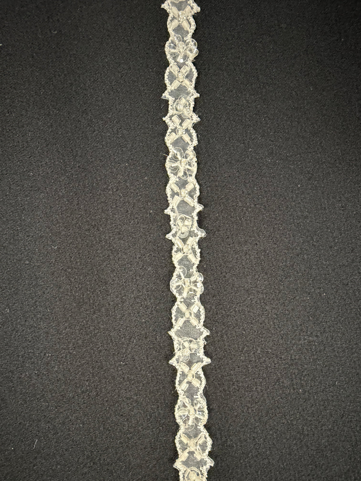 Zart elfenbeinfarbene Perlen- und Paillettenkante - T148