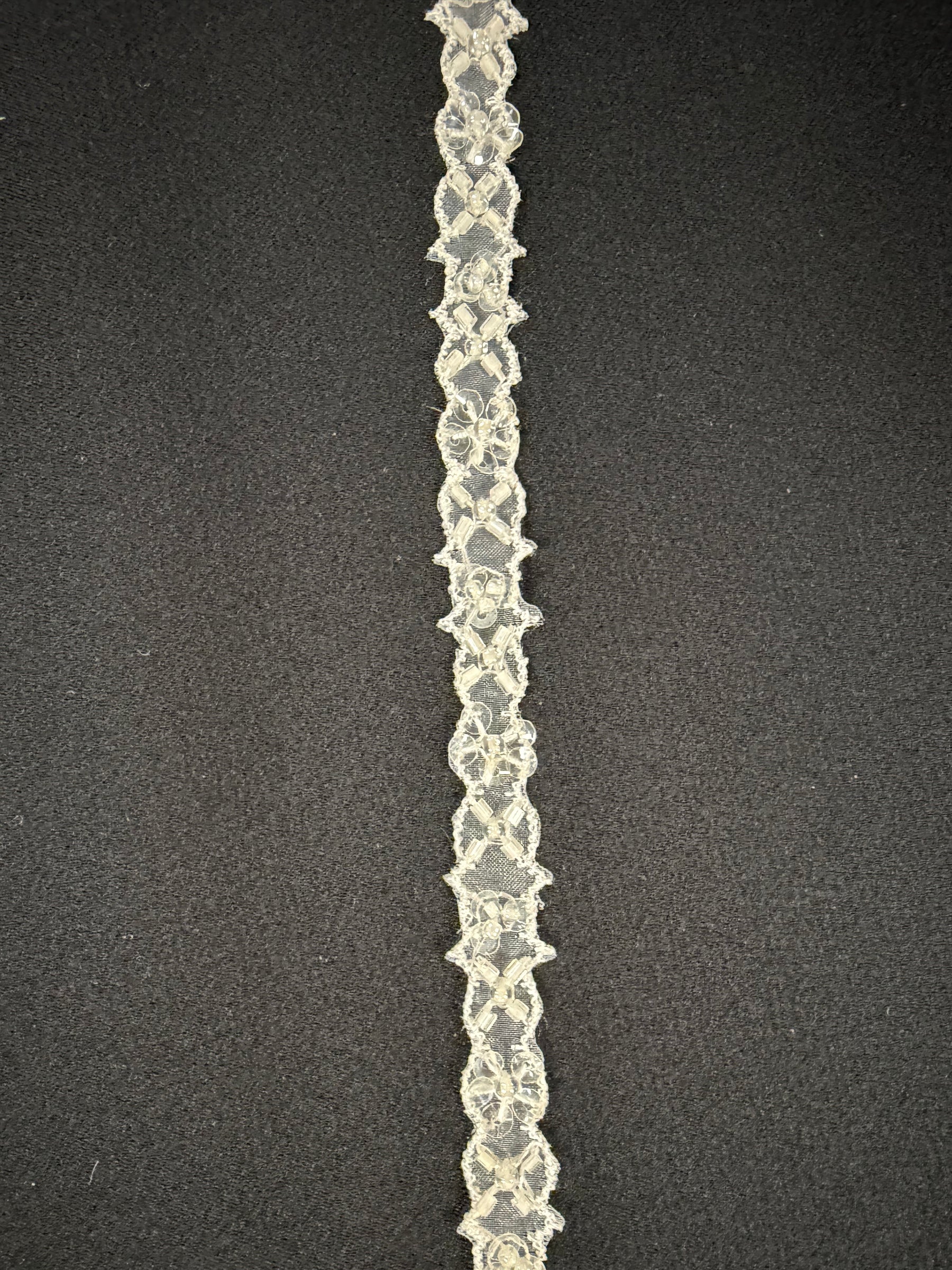 Zart elfenbeinfarbene Perlen- und Paillettenkante - T148