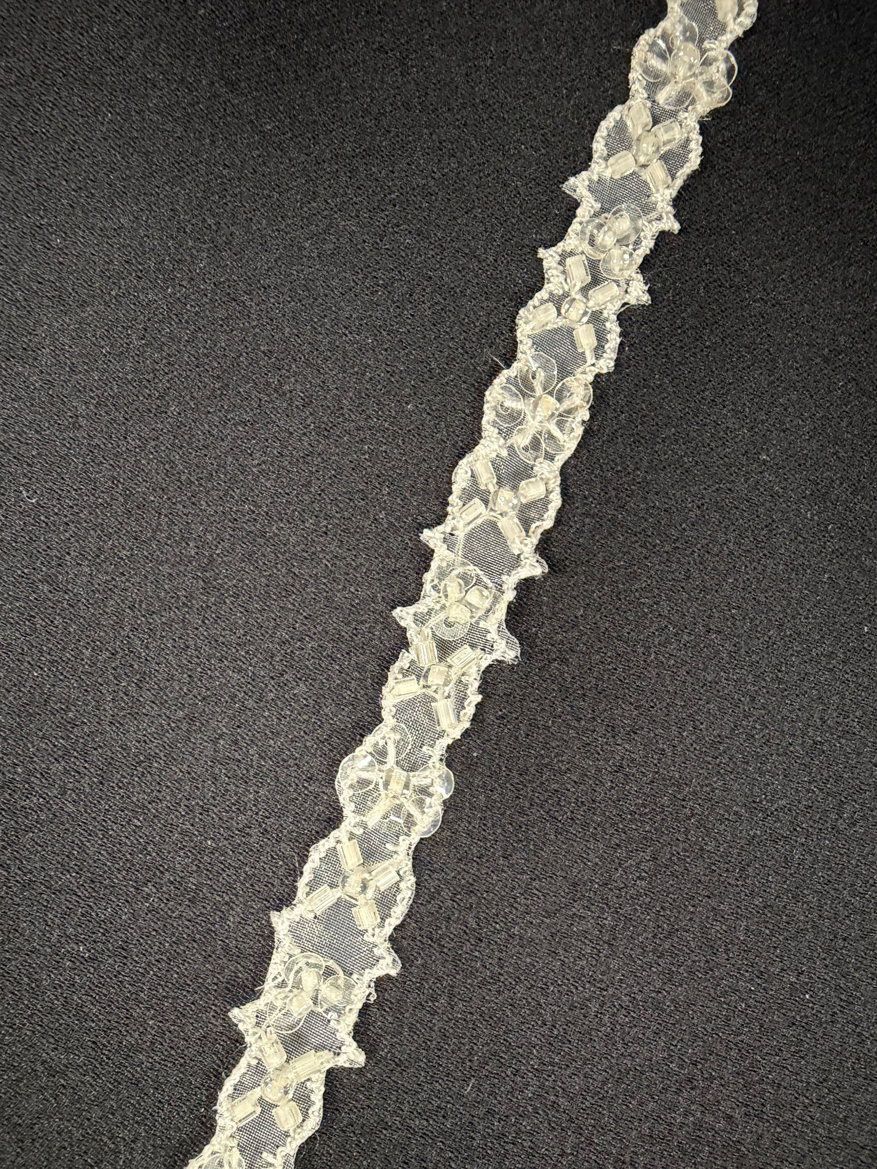 Zart elfenbeinfarbene Perlen- und Paillettenkante - T148