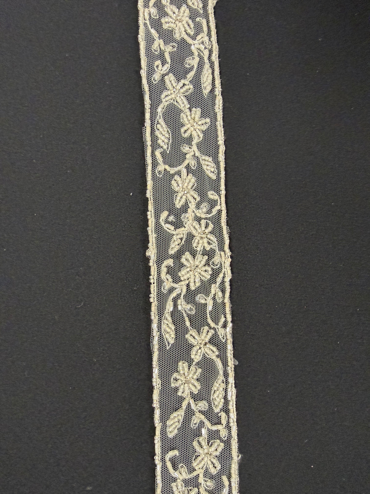 Elfenbeinfarbene Perlen- und Paillettenkante - T169