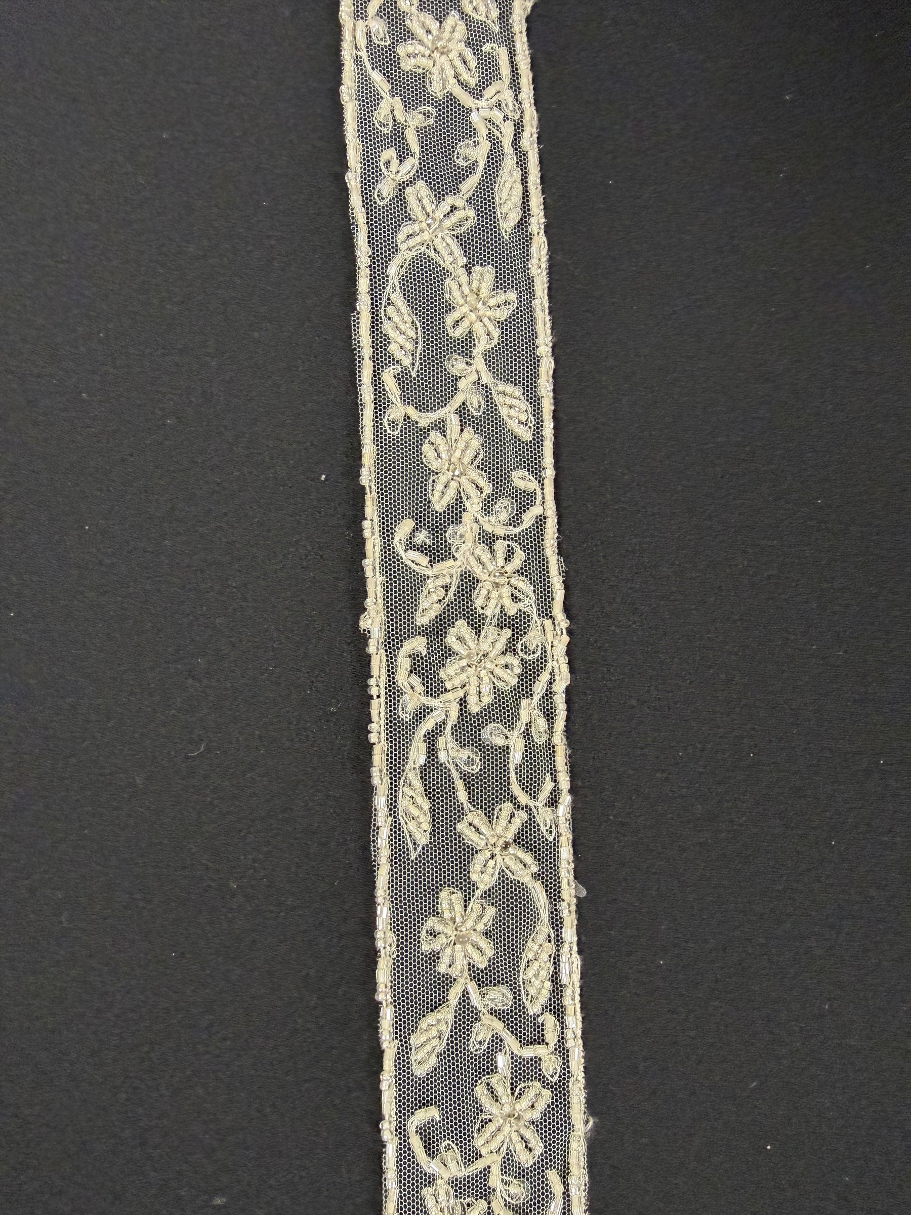 Elfenbeinfarbene Perlen- und Paillettenkante - T169