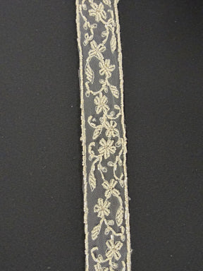 Elfenbeinfarbene Perlen- und Paillettenkante - T169