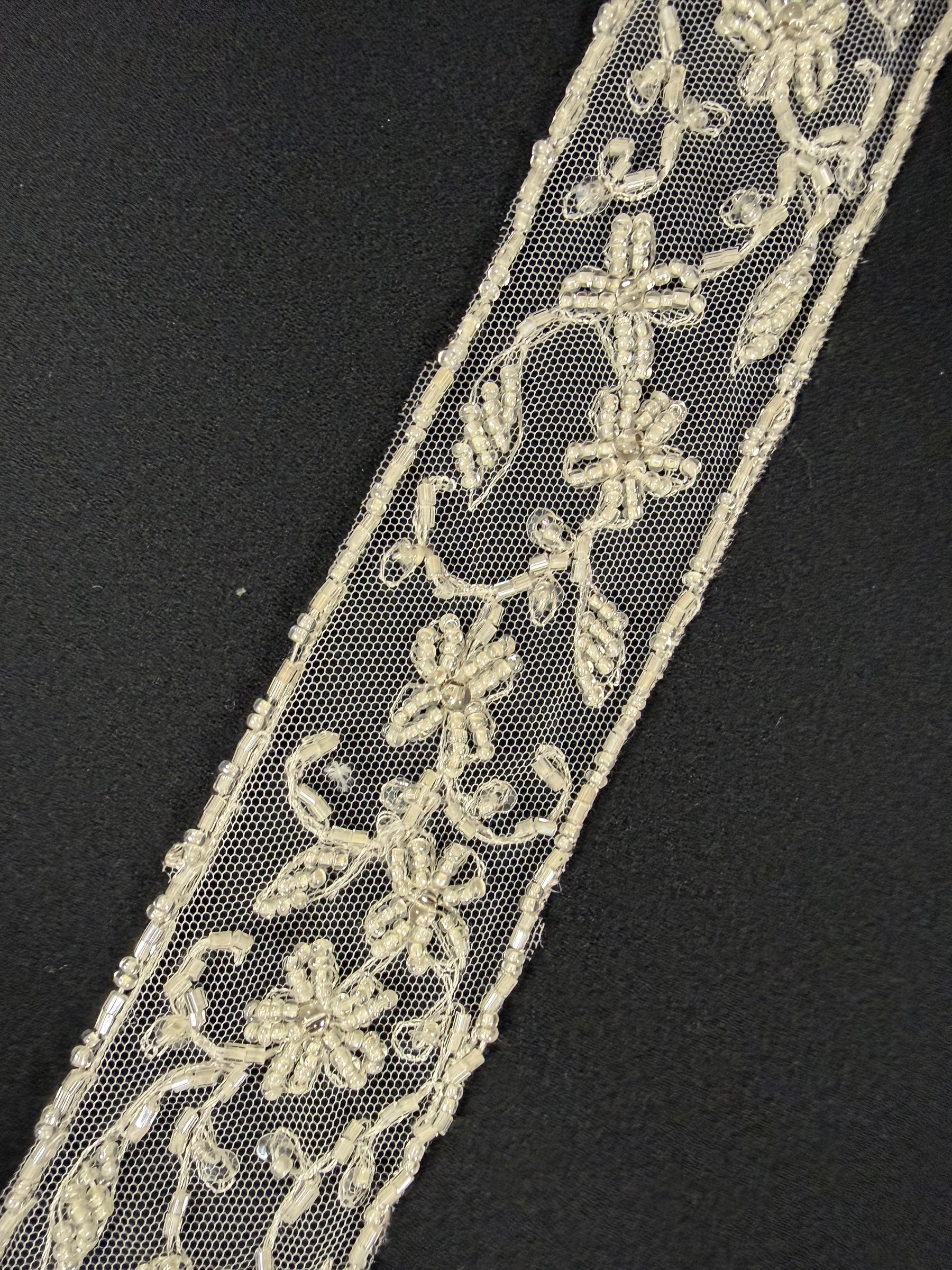 Elfenbeinfarbene Perlen- und Paillettenkante - T169