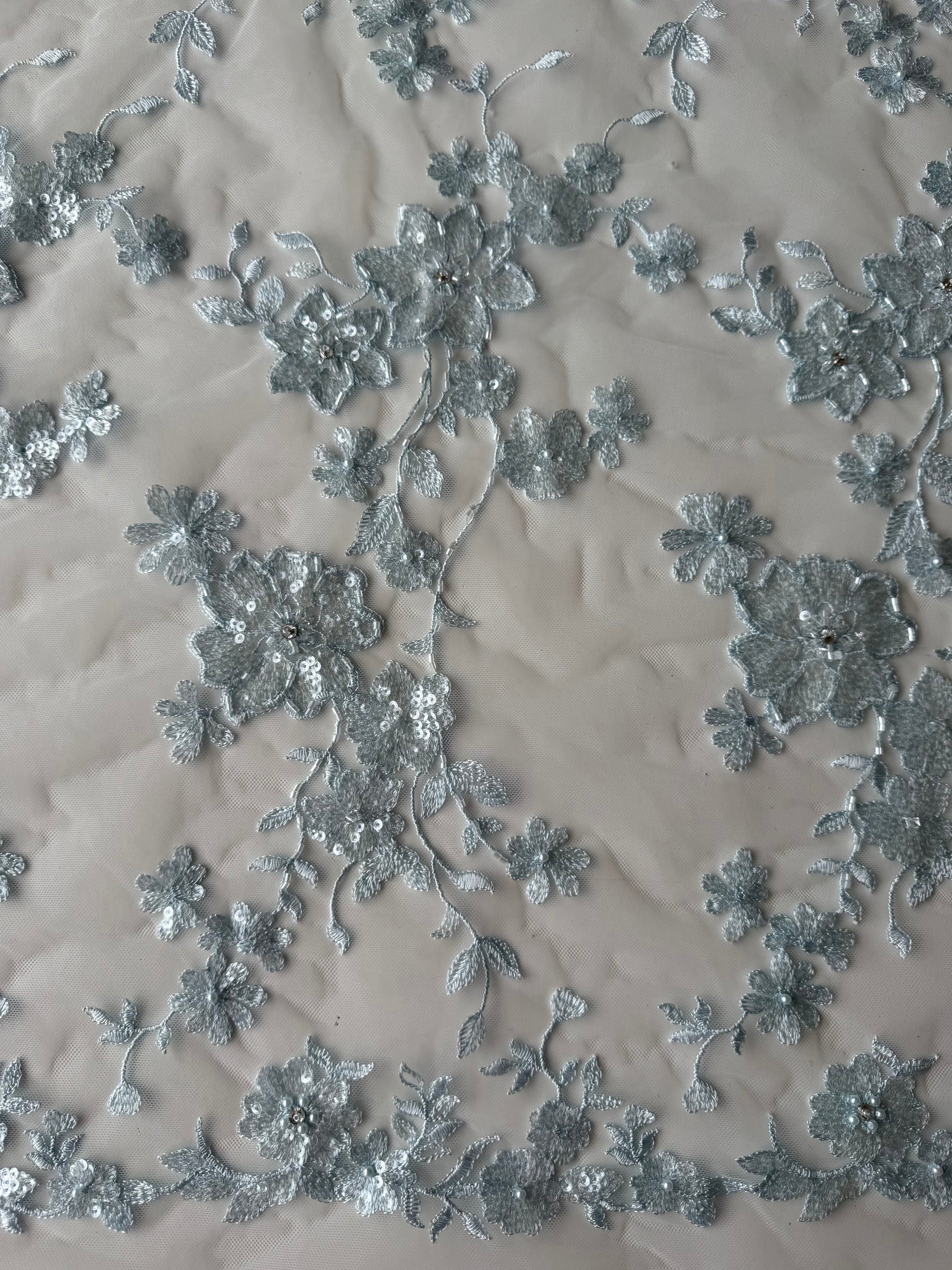 Babyblau bestickter Perlen-Tüll - EB1090
