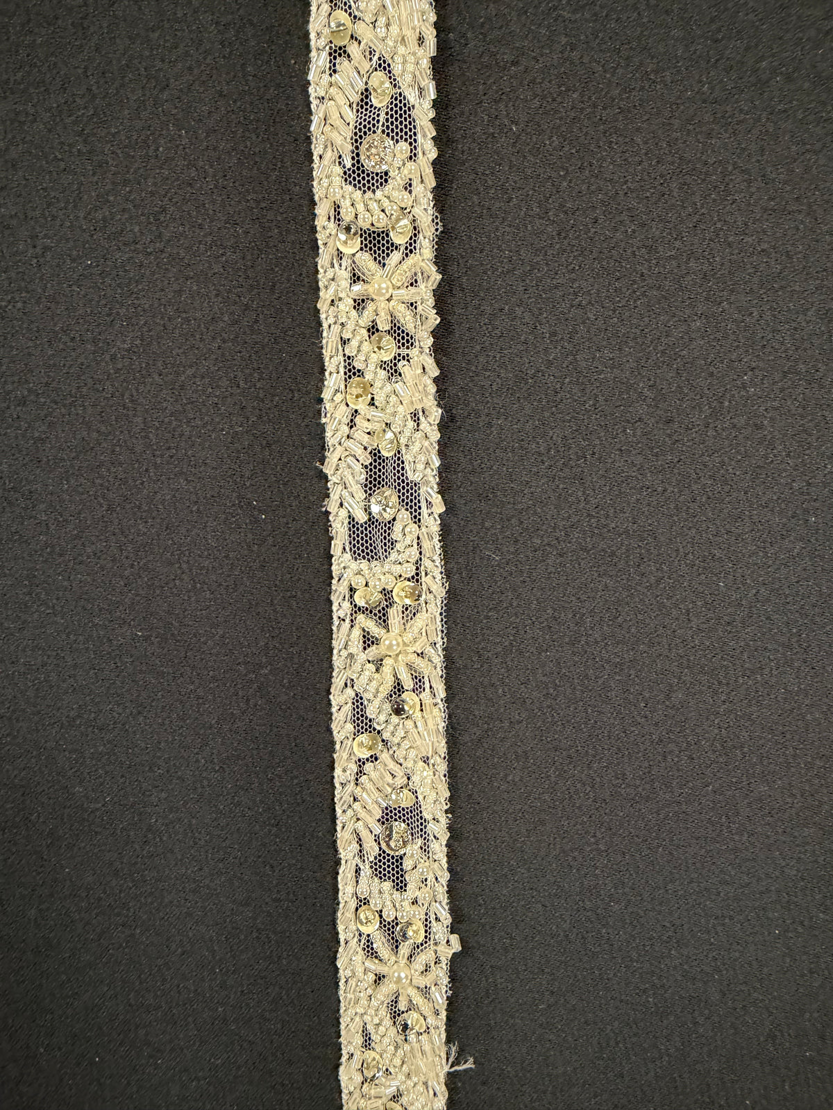 Elfenbeinfarbene Perlen- und Paillettenkante - T165