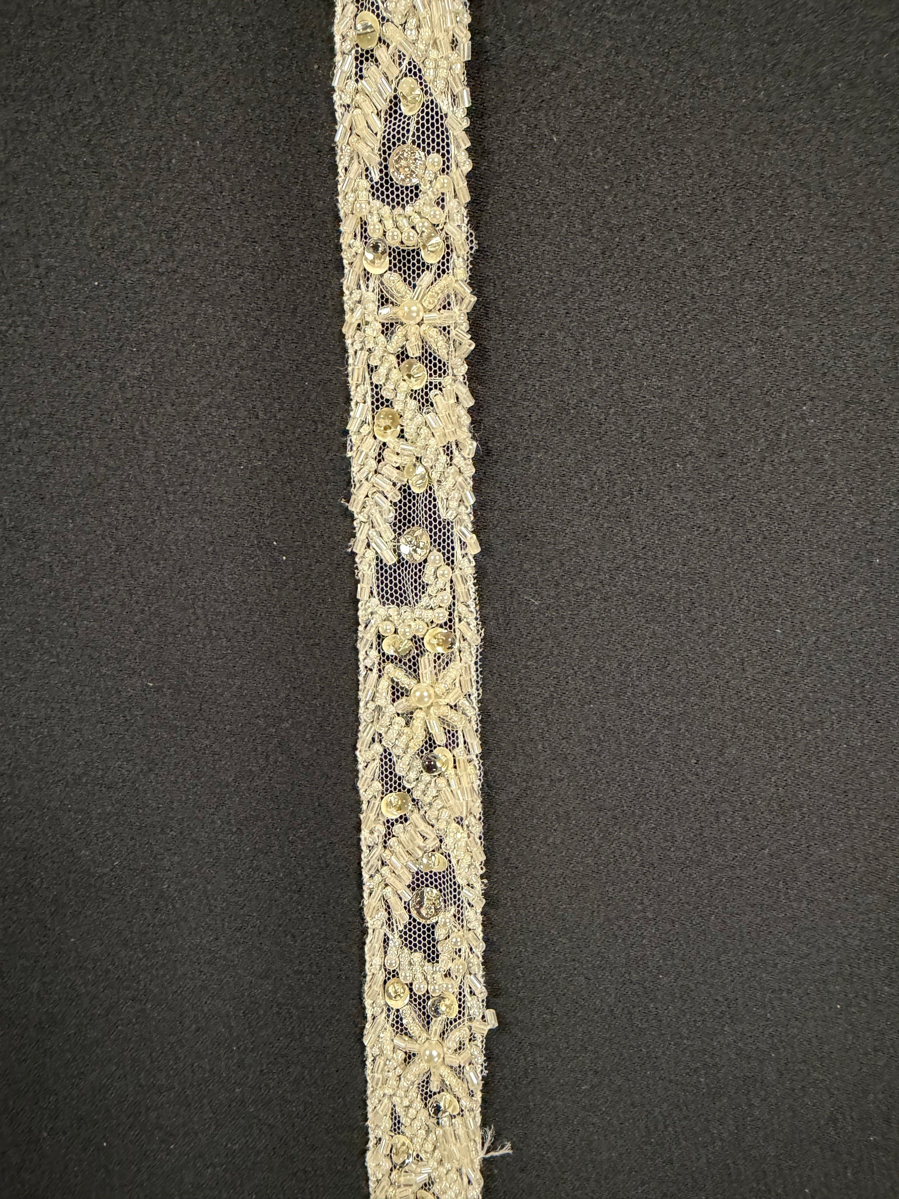 Elfenbeinfarbene Perlen- und Paillettenkante - T165