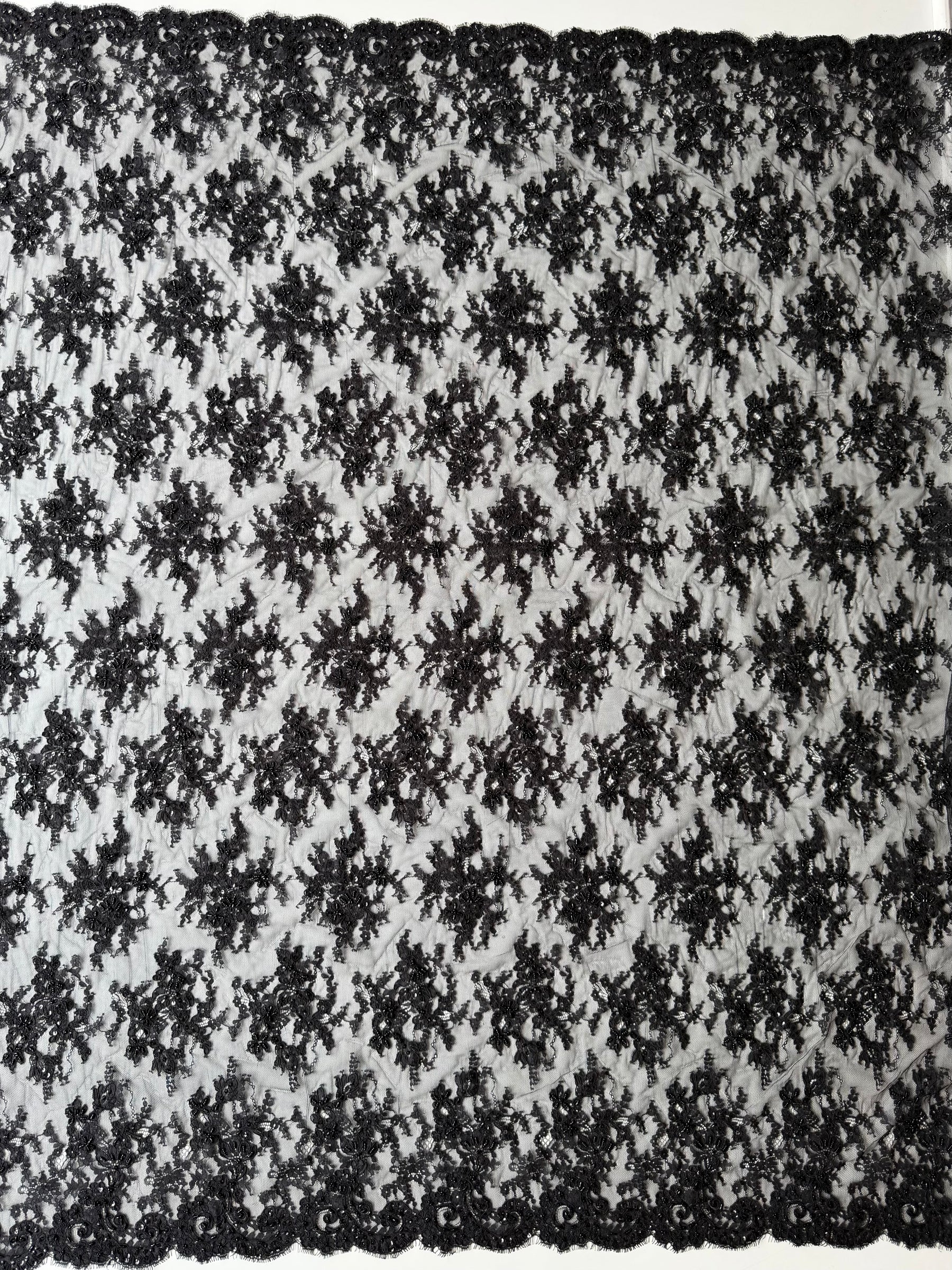Schwarze Kordel- und Perlenspitze - P643