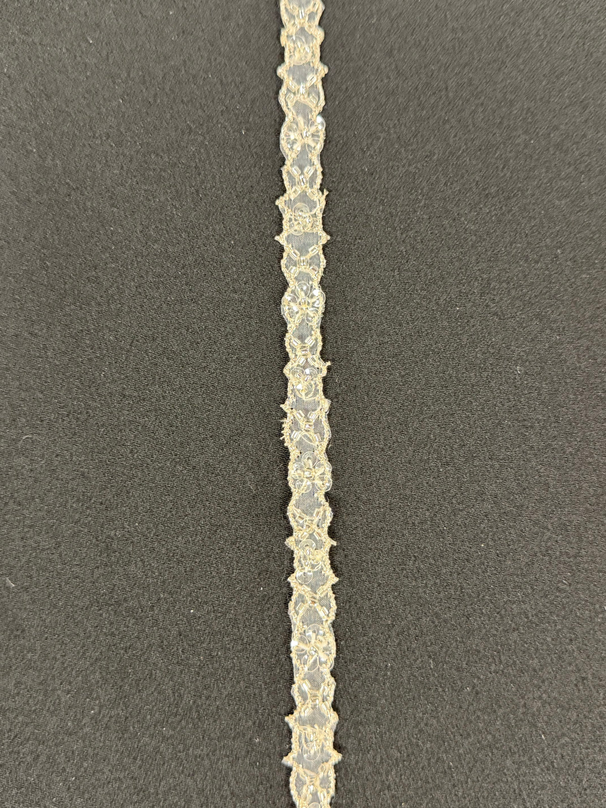 Elfenbeinfarbene Perlen- und Paillettenkante - T148
