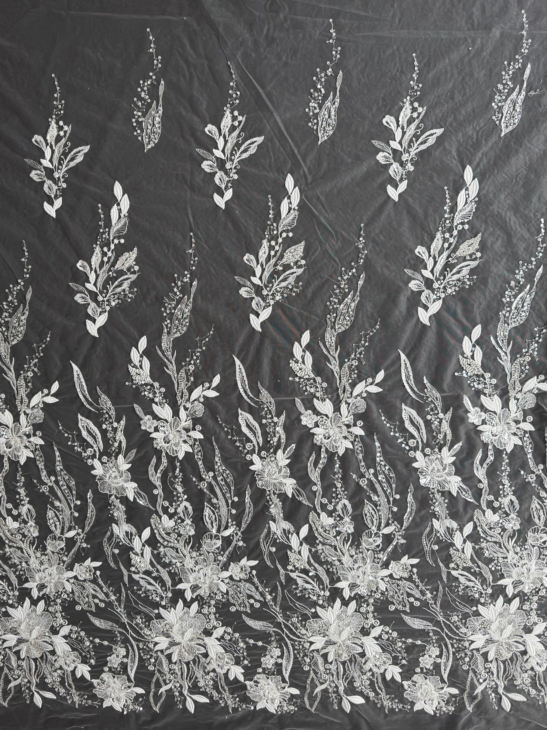 Elfenbein/Silber bestickter Perlen-Tüll – EB1098