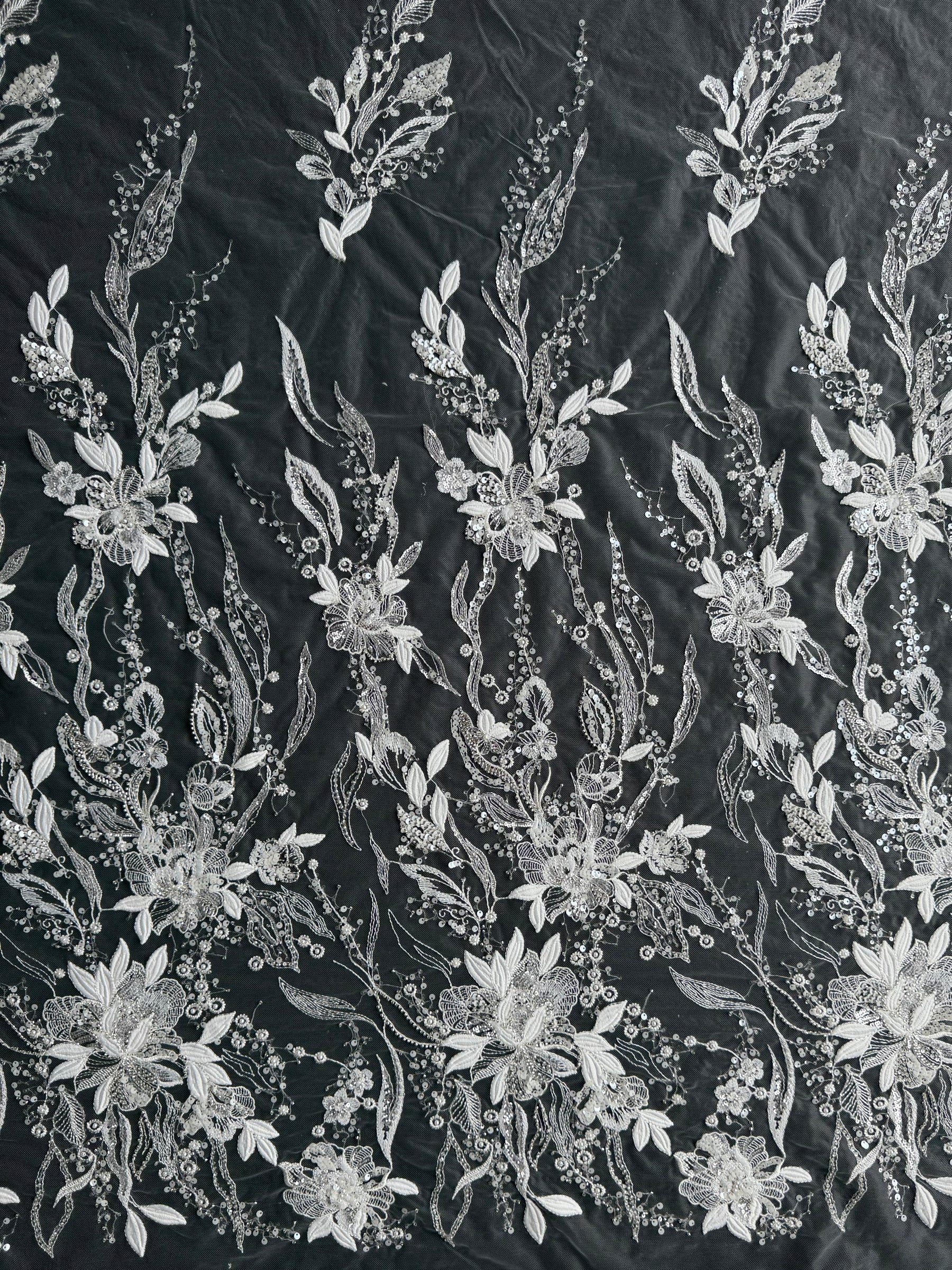 Elfenbein/Silber bestickter Perlen-Tüll – EB1098