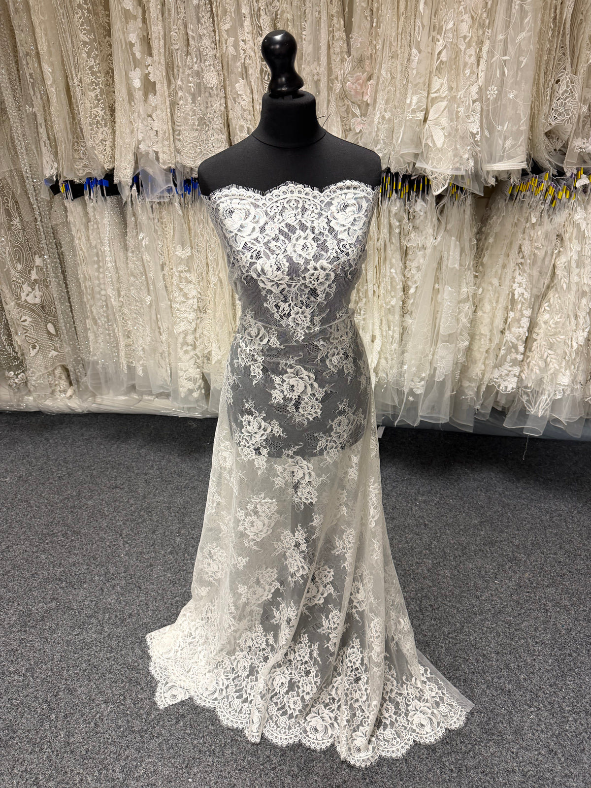 Ivory Raschel Lace - P378