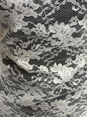 Dunkle elfenbeinfarbene Raschelspitze – P384