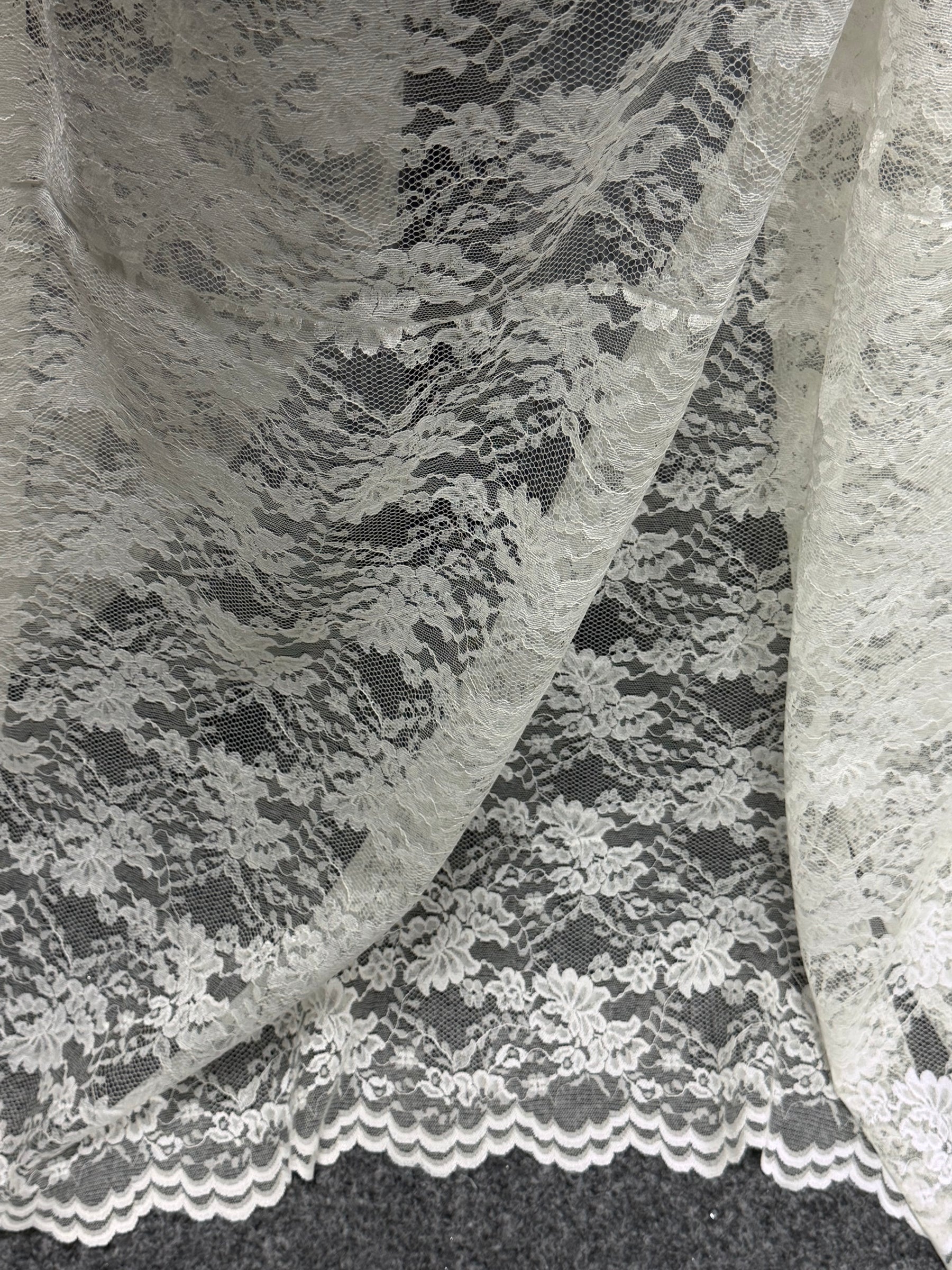 Dunkle elfenbeinfarbene Raschelspitze – P384