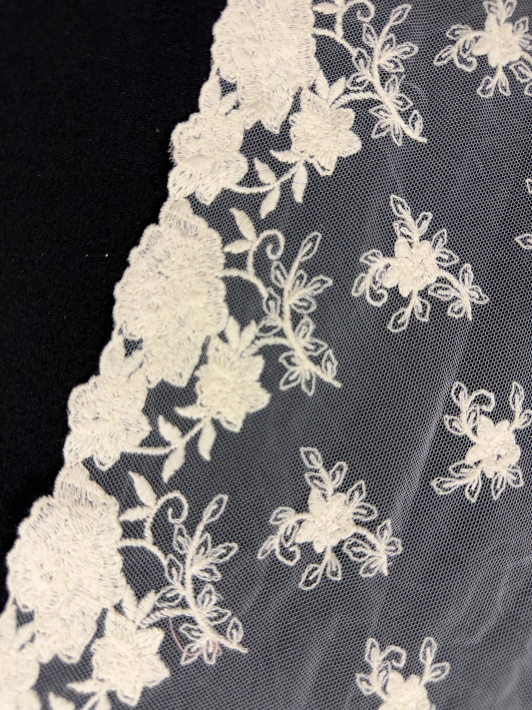 Elfenbeinfarbene Baumwollkante - T276