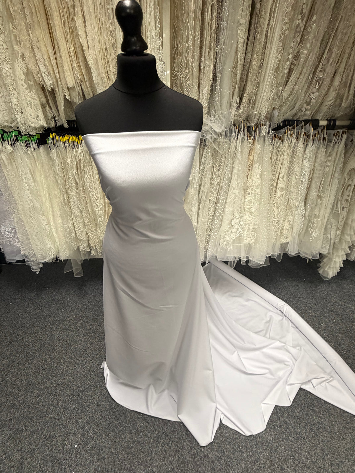 Weißer Polyester-Stretch-Krepp – Compassion